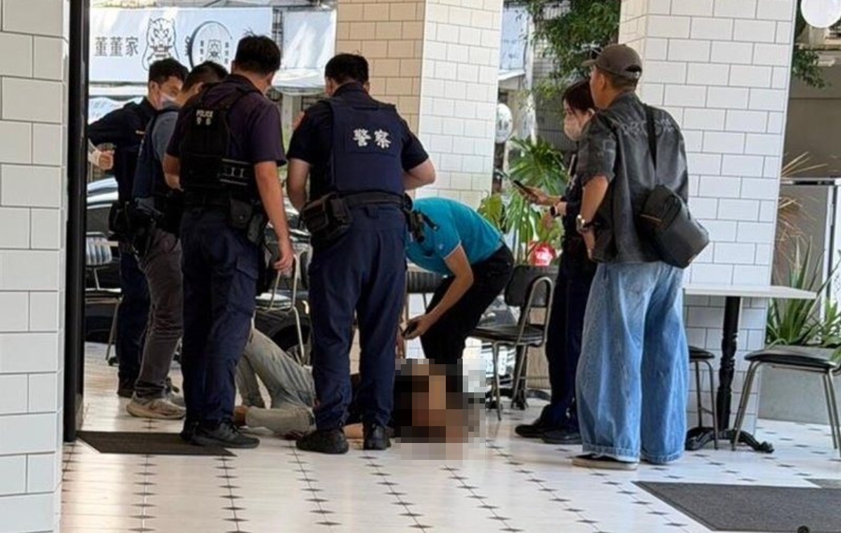 台中西區府後街發生槍擊，1男中彈後下車求助隨後倒地，警方循線逮捕涉案的槍手。（翻攝畫面）