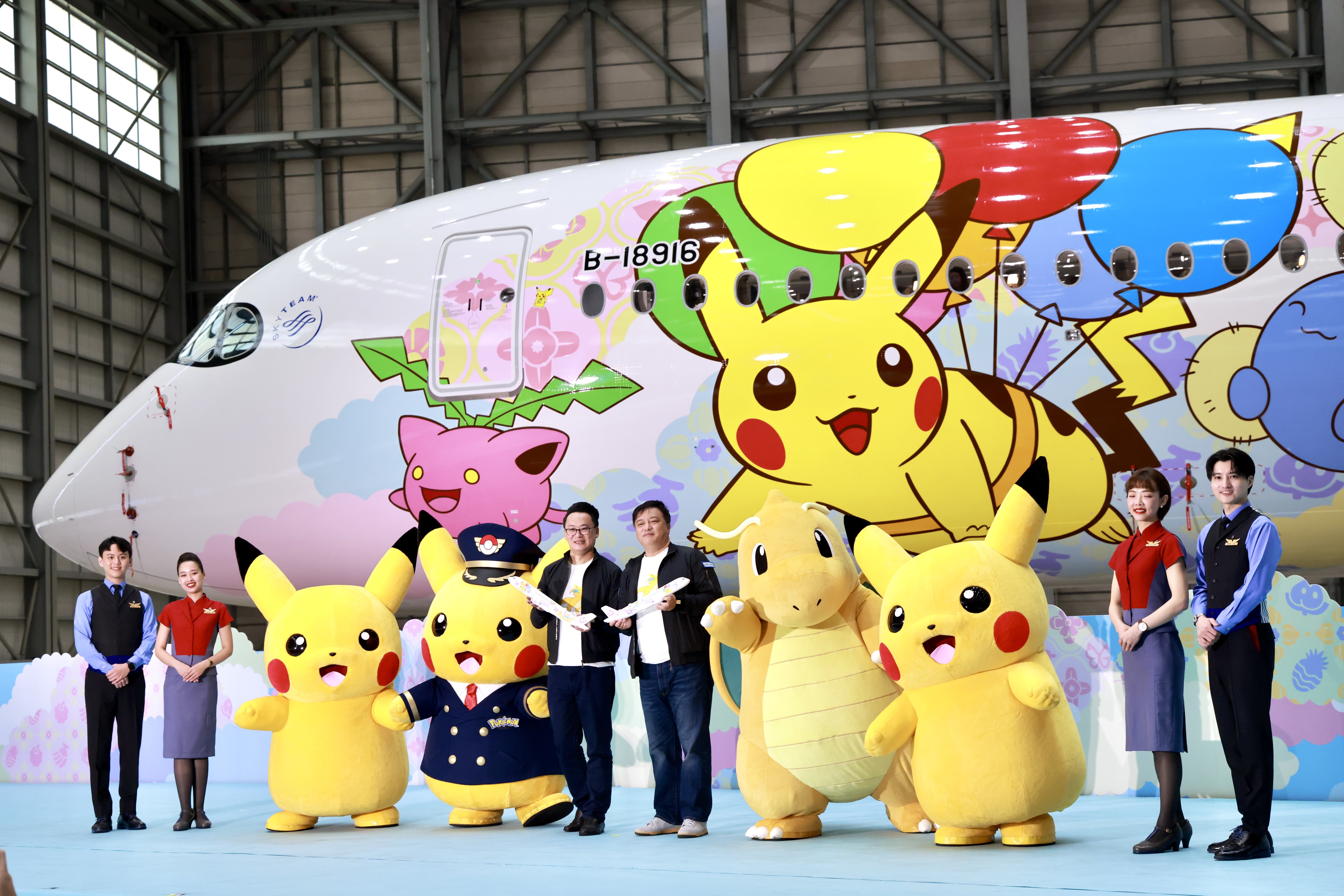 中華航空不僅在機身上彩繪了包含飛翔皮卡丘、皮皮、快龍及克雷色利亞在內的13隻寶可夢，更別出心裁地融入花磚圖騰。