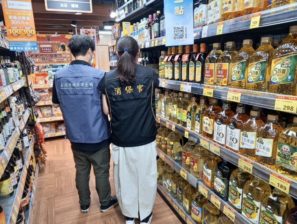 針對中聯「大豆沙拉油」致癌物超標案,台北市衛生局至商家稽查。(台北市衛生局提供)
