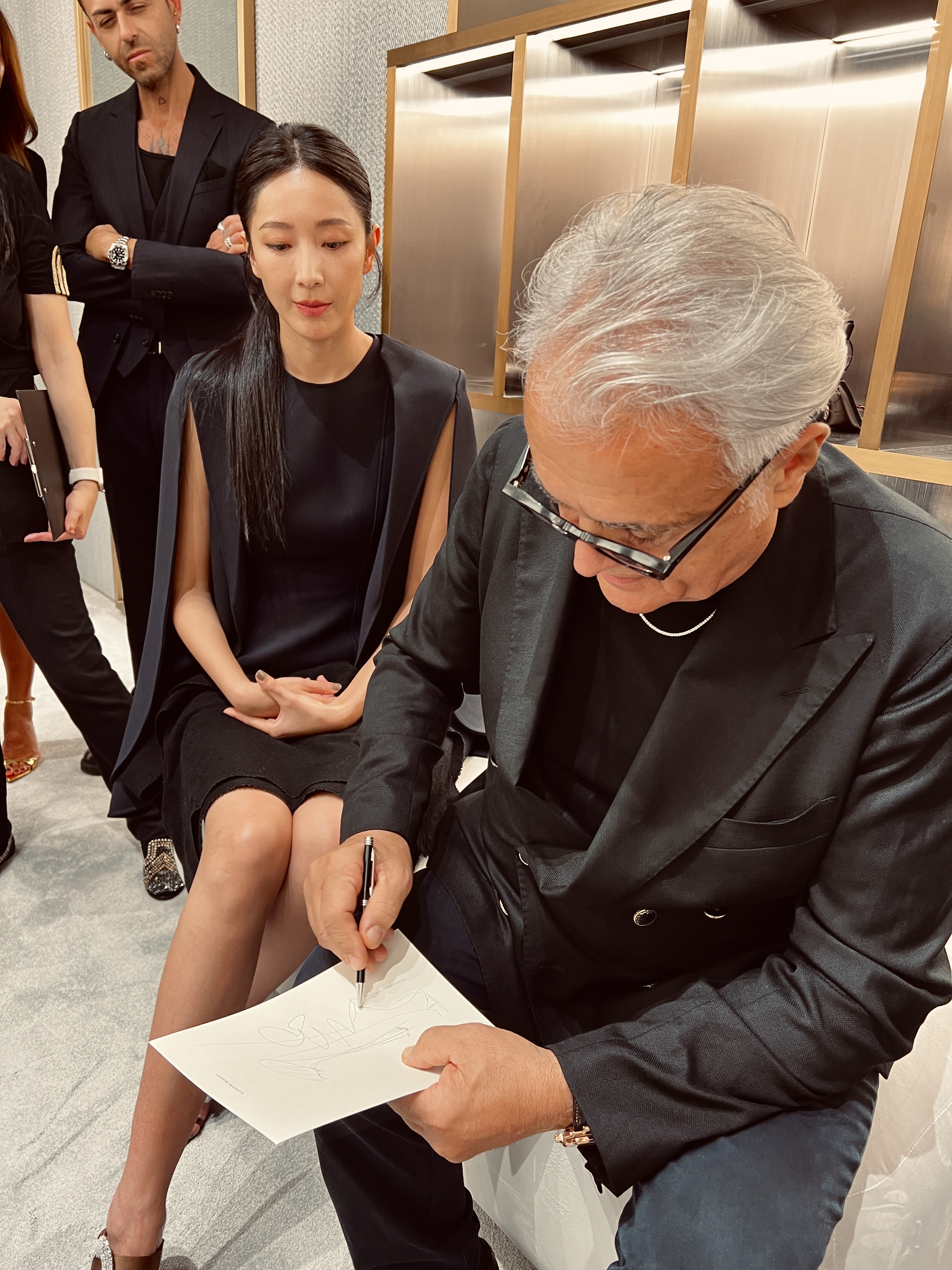 Giuseppe Zanotti受訪時現場即興畫下草圖,非常親民。(陳慧明攝)