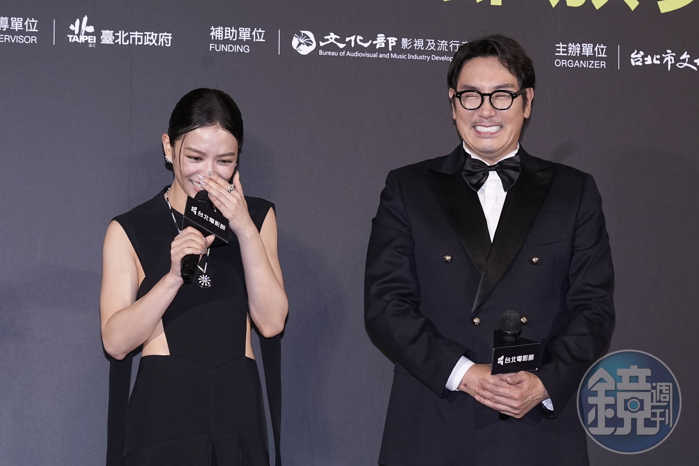宋芸樺(左)見到趙震雄(右)本人,害羞到話都沒辦法好好說,讓趙震雄都忍不住笑出來。
