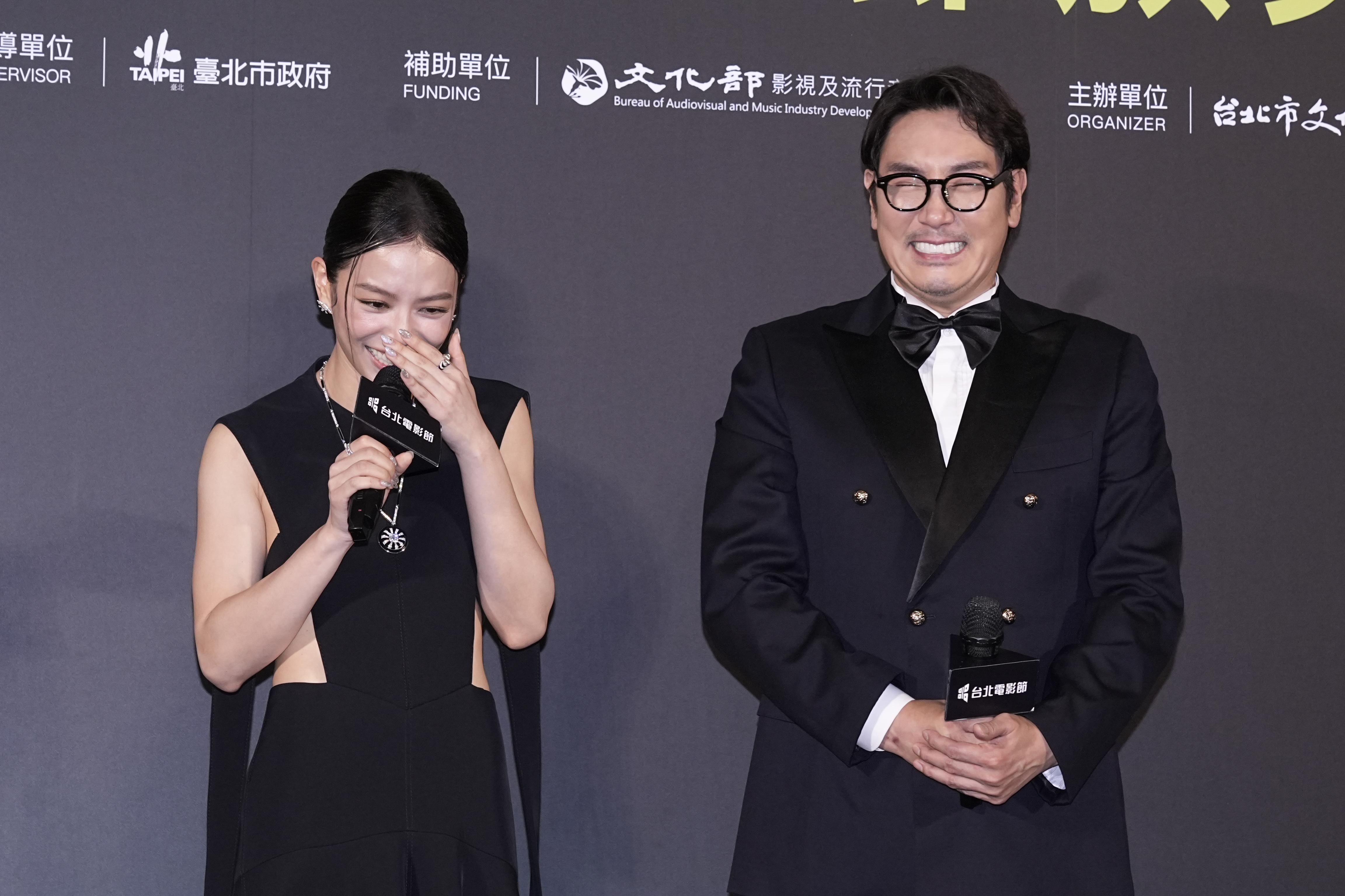 宋芸樺（左）見到趙震雄（右）本人，害羞到話都沒辦法好好說，讓趙震雄都忍不住笑出來。