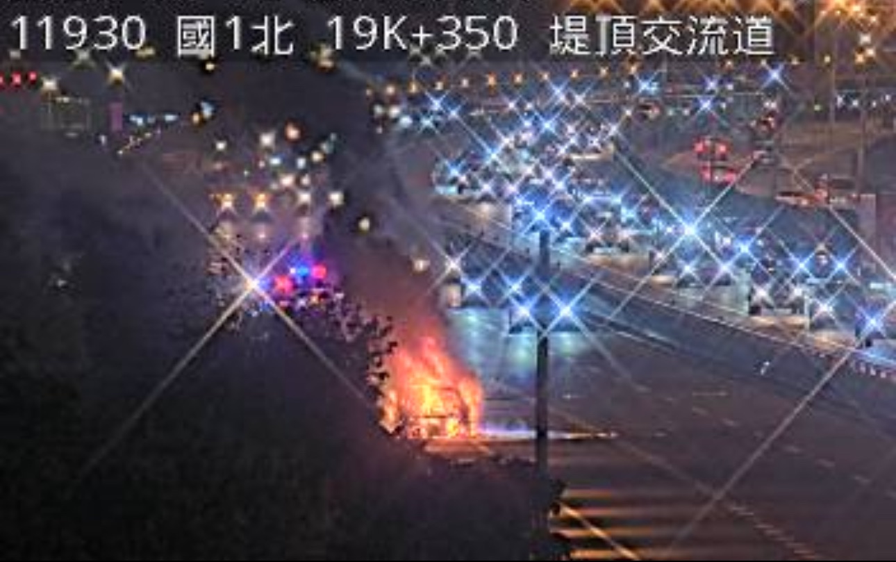 警消獲報到場撲滅火勢,該路段也因火燒車意外回堵。(翻攝畫面)