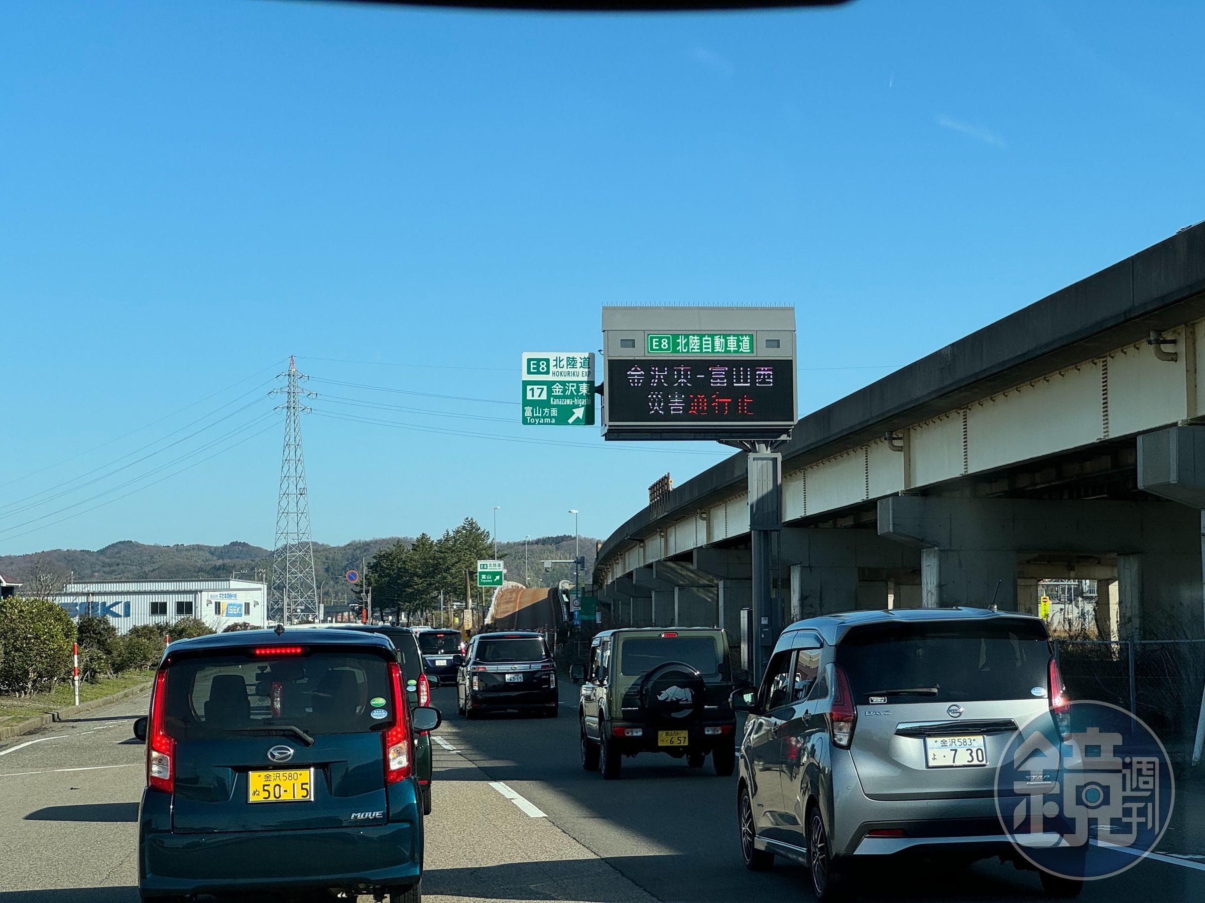 高速公路上湧現避難車潮。