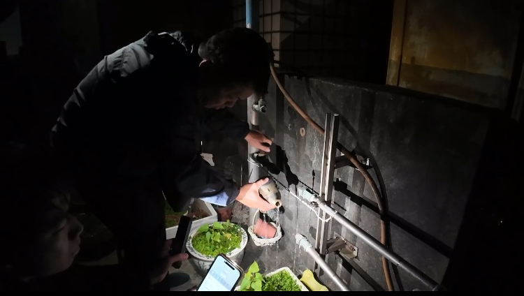 永和區藏匿於民宅2樓棋牌社，台水人員執行強制斷水作業。（警方提供）
