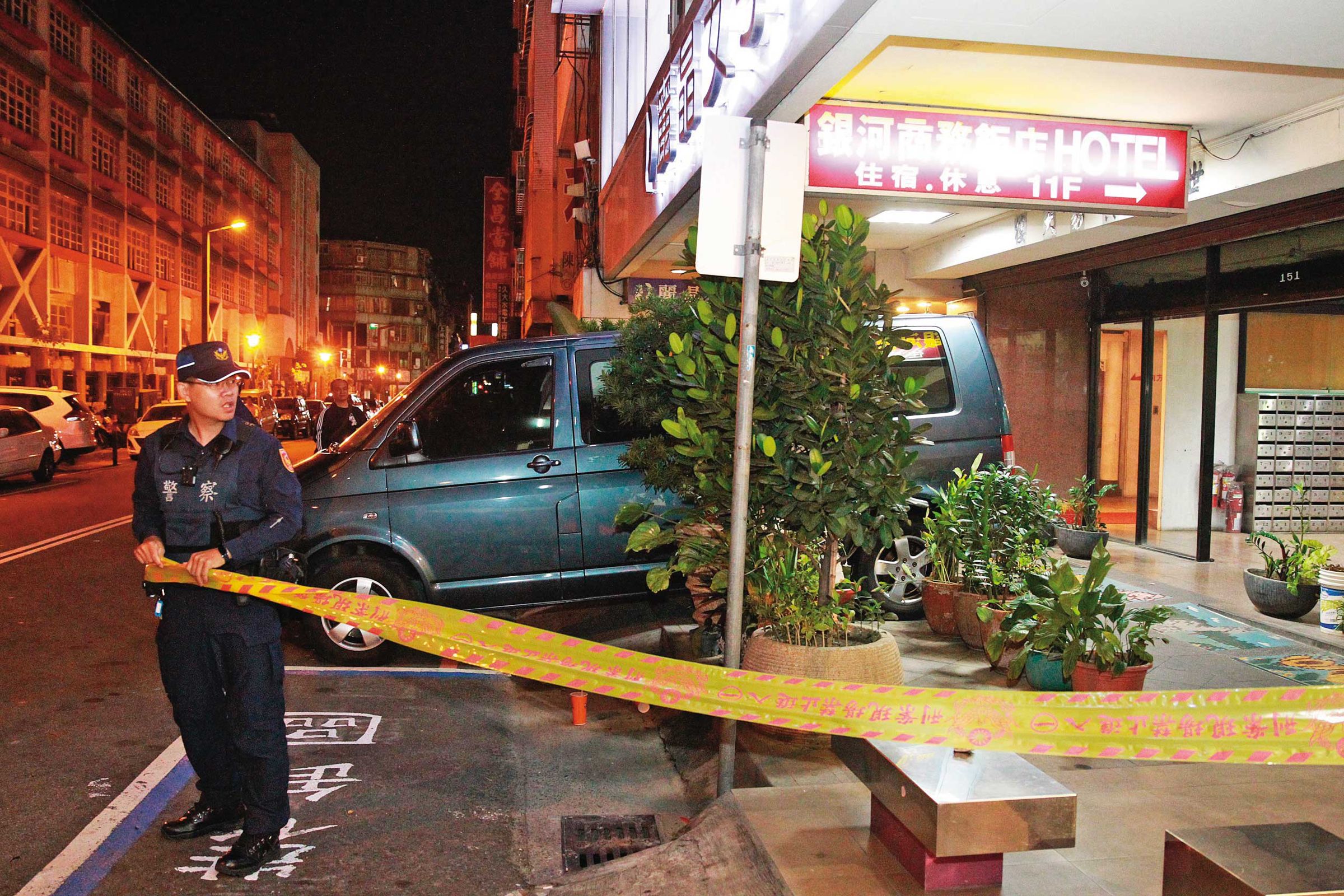 警方接獲大樓管理員報案,發現陳女母子3人屍體,隨即拉起封鎖線蒐證。(翻攝畫面)