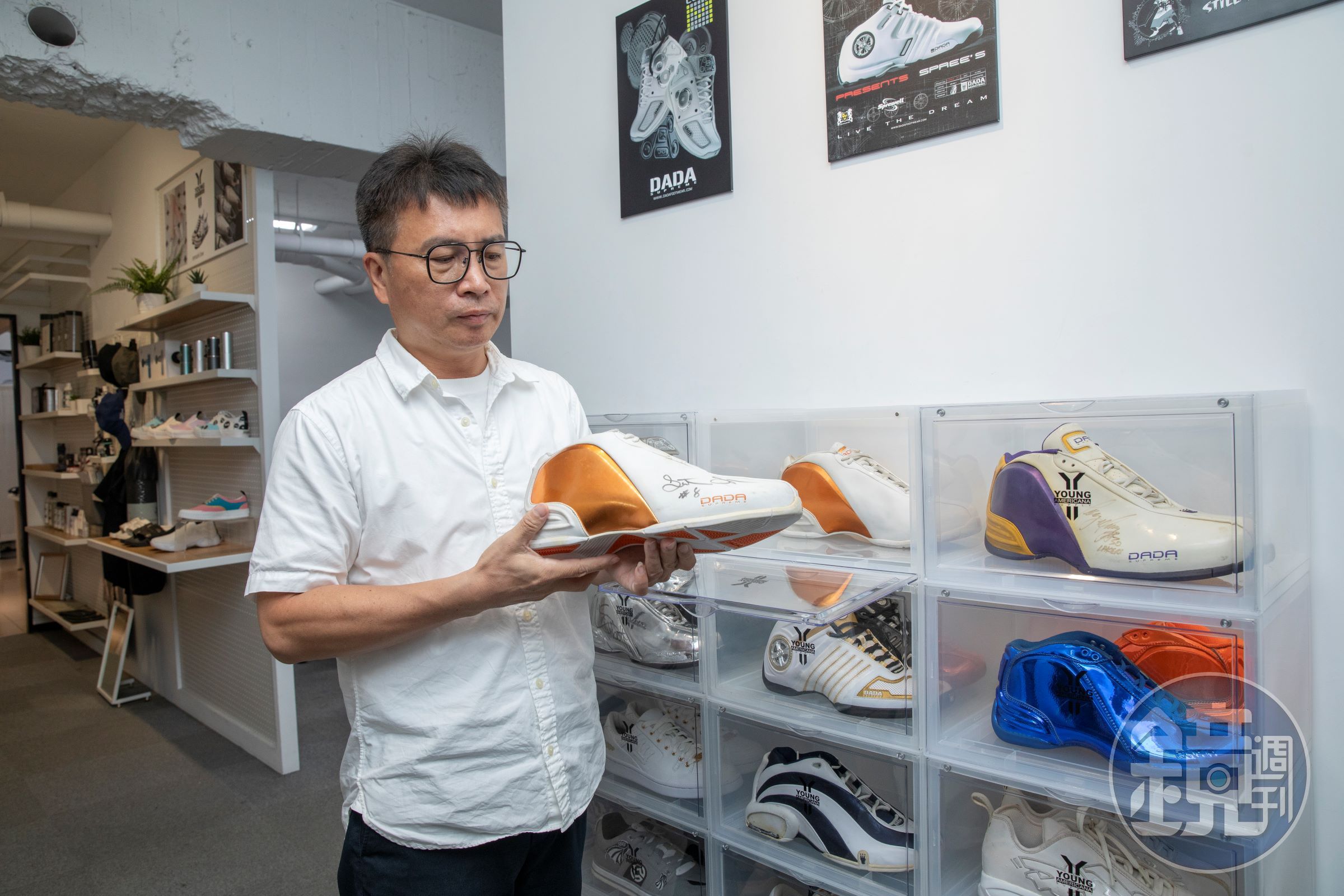 郭子仲年輕時就經營潮服、潮鞋店，做得相當成功，他本來是DADA潮牌運動鞋代理商，後因美國總公司財務出問題，竟反客為主買下DADA品牌。