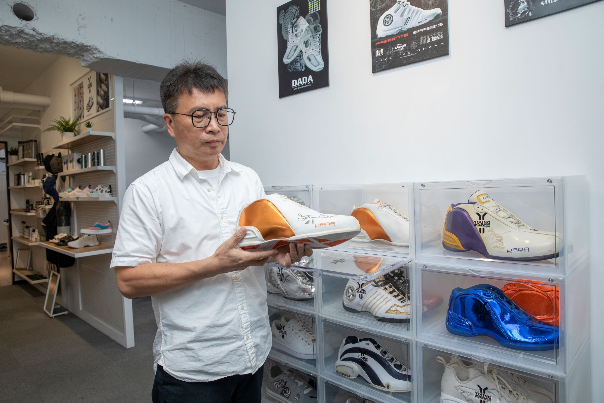 郭子仲年輕時就經營潮服、潮鞋店,做得相當成功,他本來是DADA潮牌運動鞋代理商,後因美國總公司財務出問題,竟反客為主買下DADA品牌。