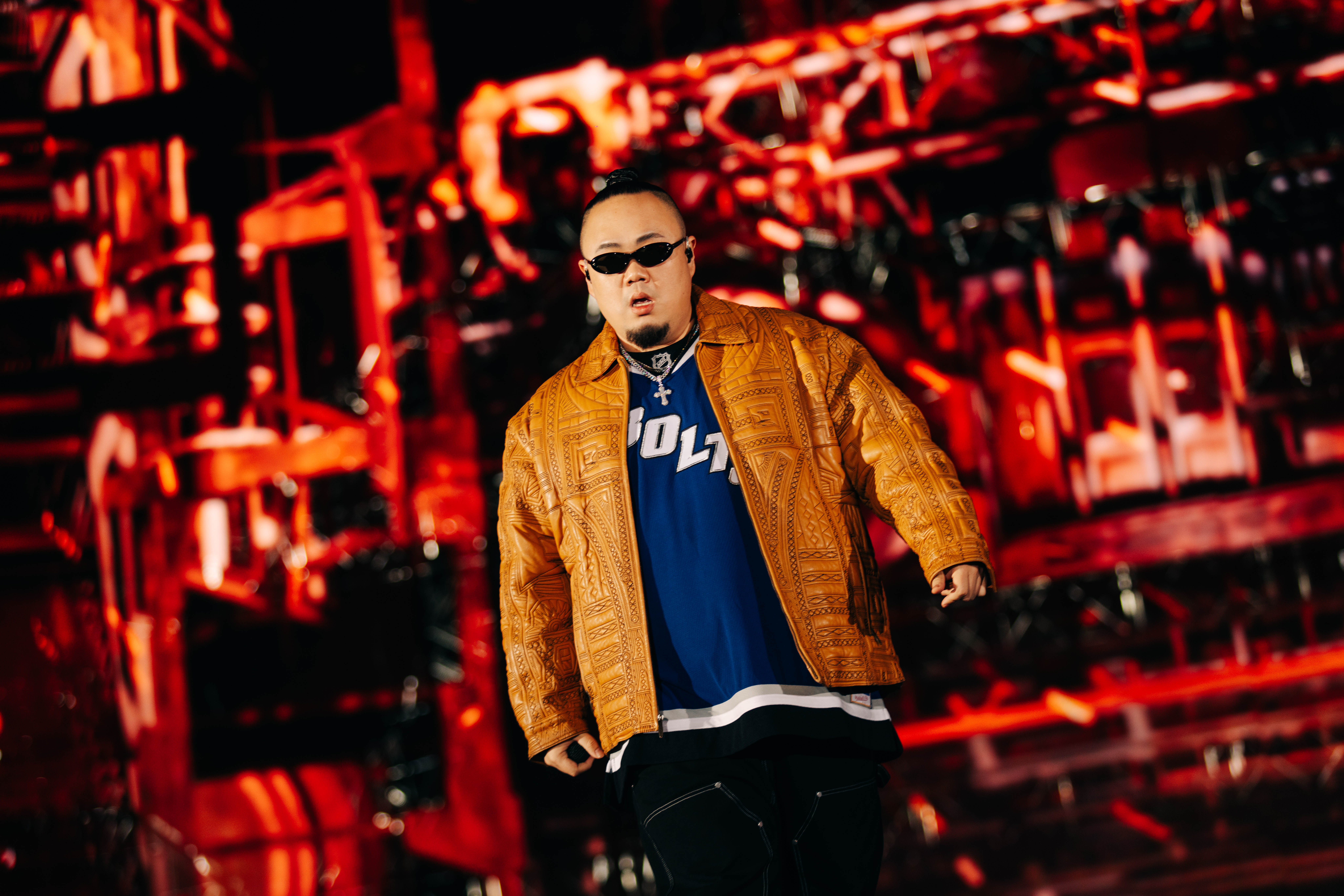 大淵MUTA在延伸舞台與歌迷近距離互動，不僅負責重低音節奏，幽默風趣的舞台魅力也讓全場笑聲不斷。（本色音樂提供）