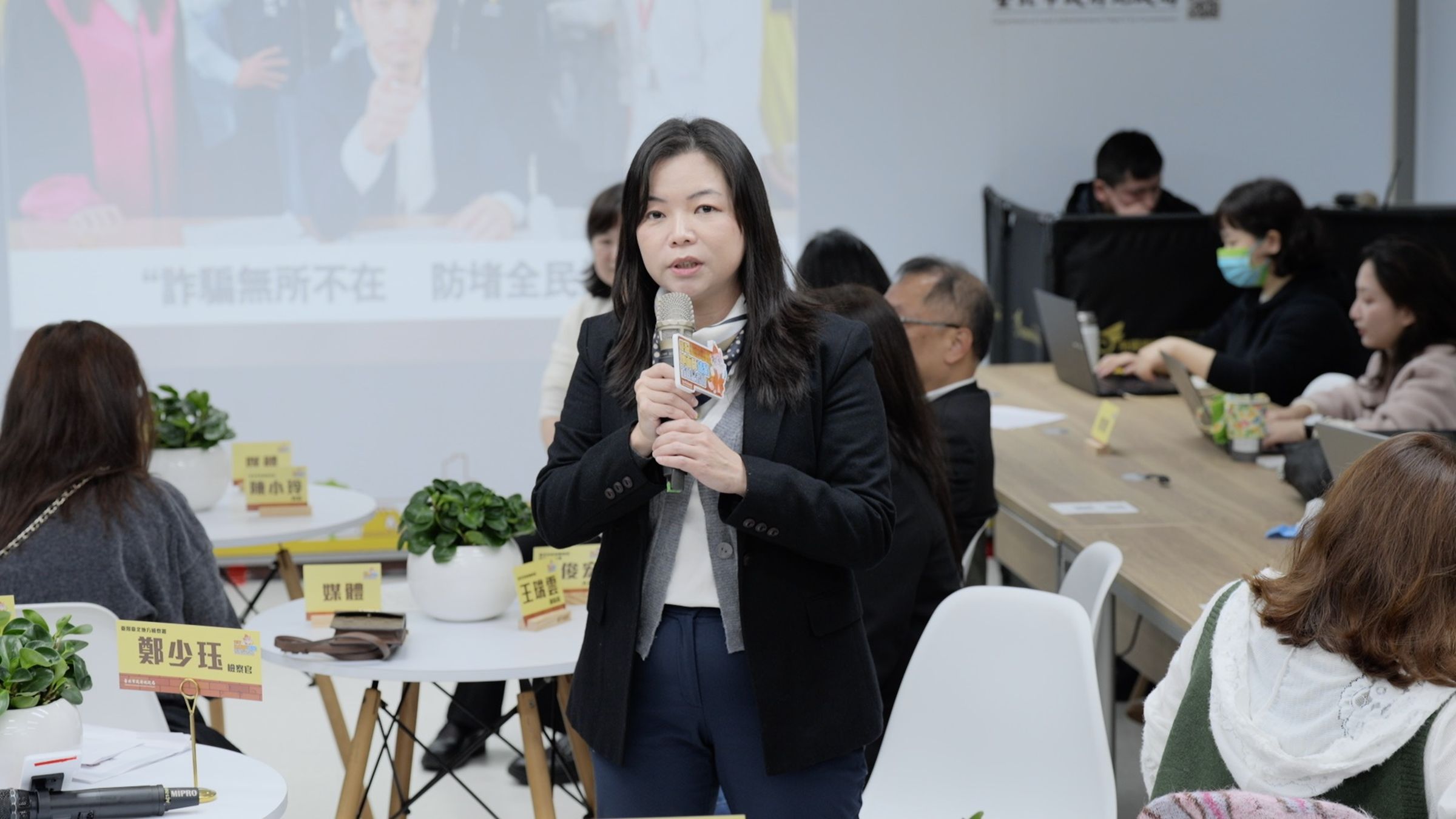 台北地方檢察署檢察官鄭少珏說道,「這案件有股神祕的力量」。案件遇到瓶頸時,她突然靈光一閃,想起兩年前搜索過嫌犯,「那個手機裡面就有第一個案件完整的證據」。