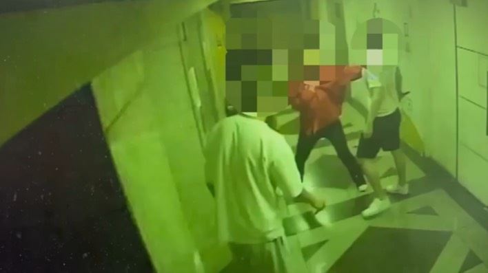 殺警案共犯林姓男子23日晚間在酒店與姊夫一家起口角，情緒激動之下掏出折疊刀刺死姊夫。（翻攝畫面）