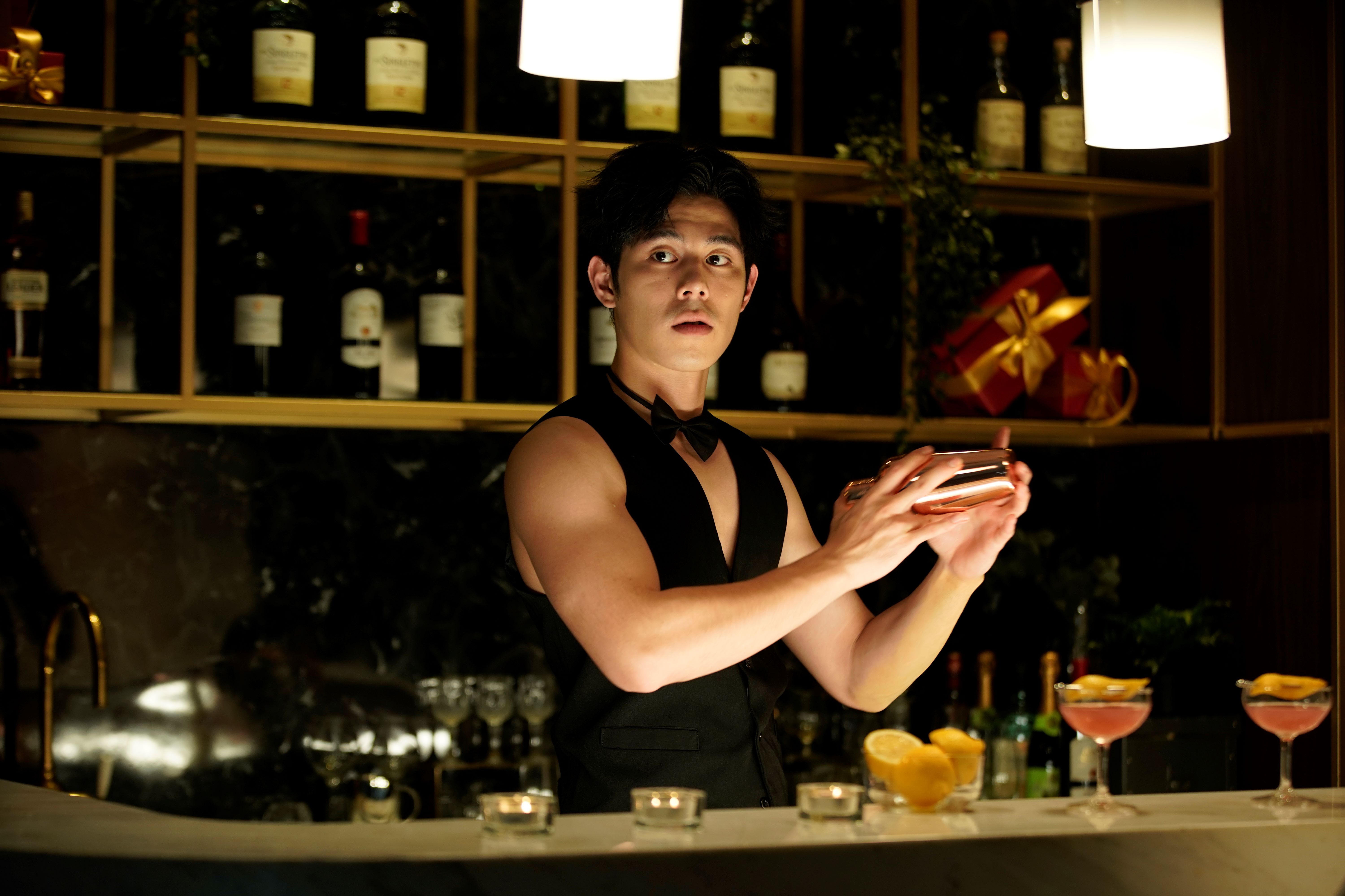 詹懷雲化身壯帥酒保慘遭監製嫌胖！自爆「擠檸檬」超糗花絮  (彼此影業提供)