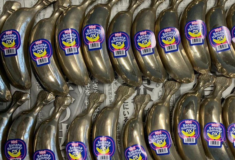 日本廠商在社群公告台灣買家在平安夜前夕狂訂1500支鋼鐵香蕉，買氣很熱。（翻攝X@IRON_IKEDA）