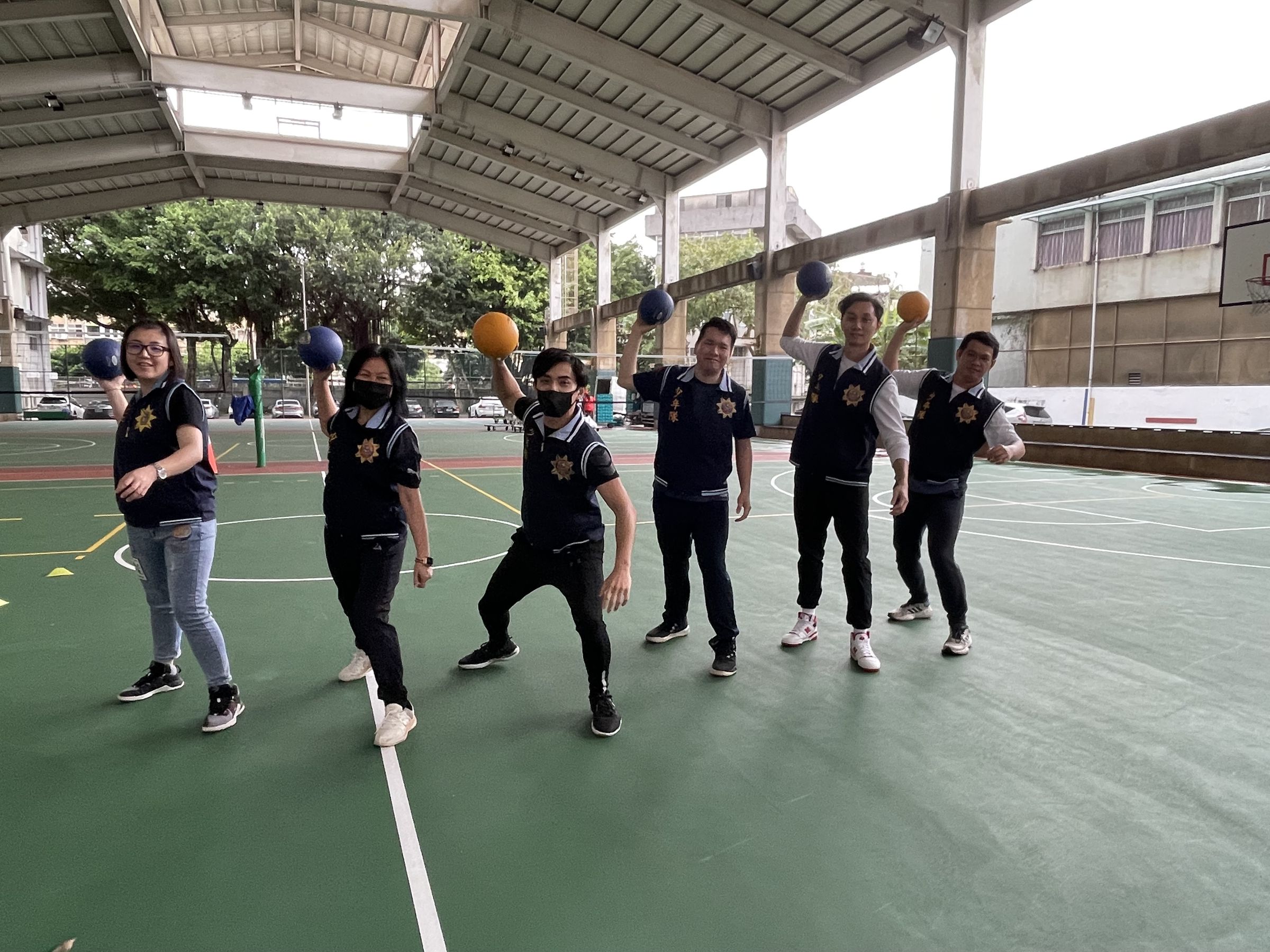少年隊員警與40名學生及老師進行美式躲避球聯誼對戰,透過寓教於樂的方式宣導法治觀念。(新北市警局少年隊提供)