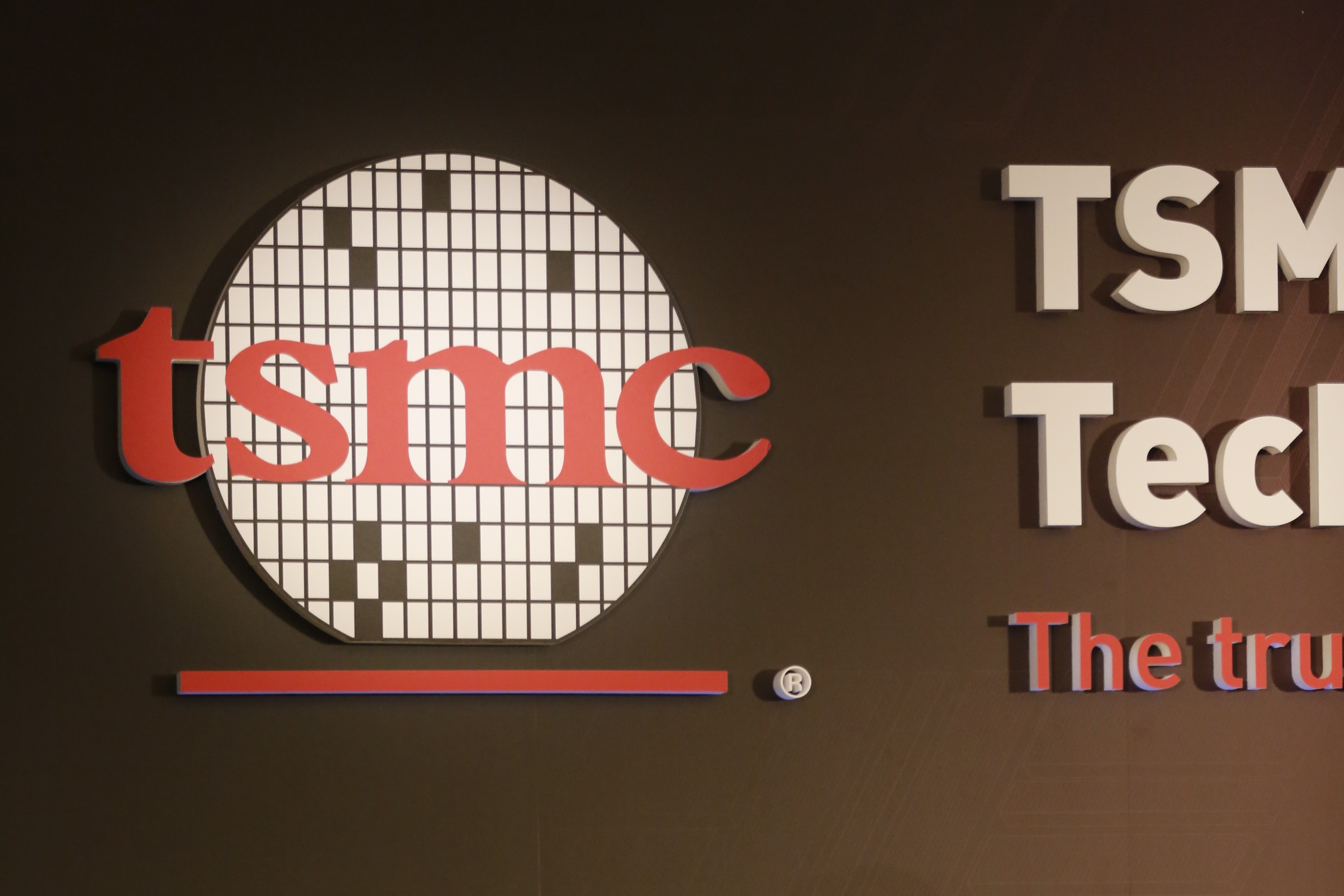 台積電晚間回應表示，已經取得美國商務部授權，南京廠明年繼續營運不受影響。