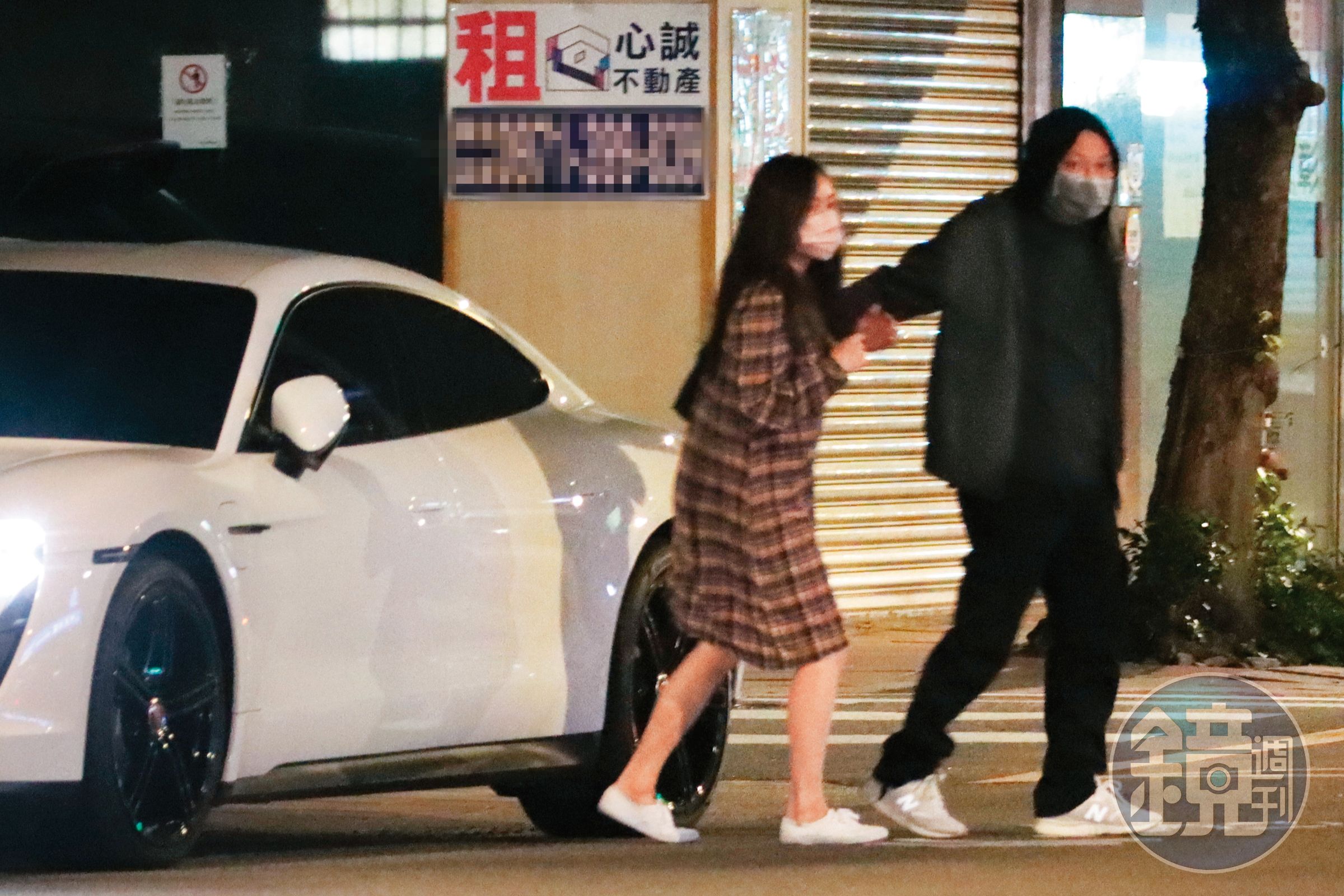 21:45 車停好後,錢人豪(右)在過馬路時扶了尹馨(左)一下,貼心舉動露餡。