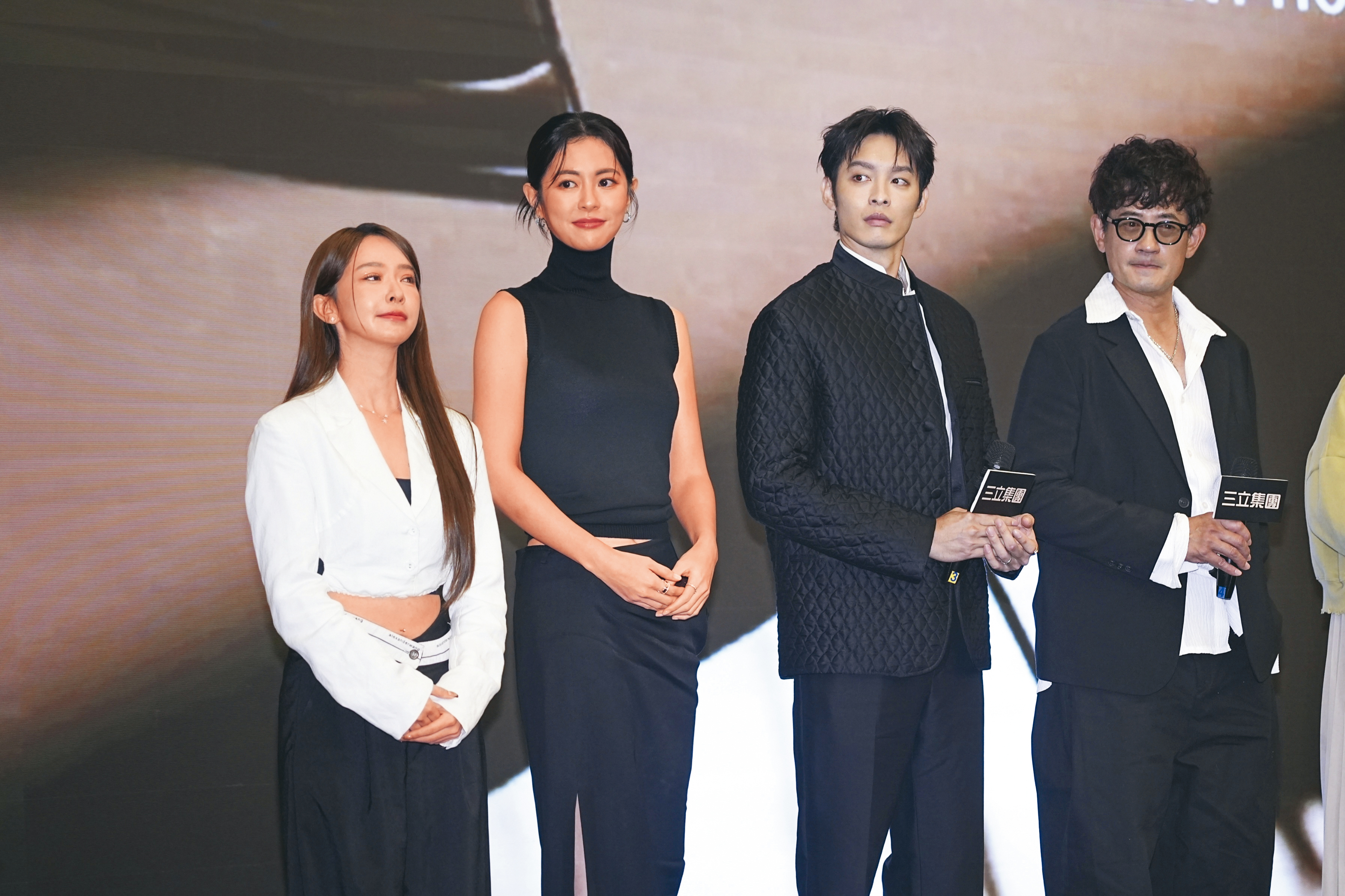 任容萱（左2）、禾羽（左1）玩起黑白配，小編好想接下一句：「男生女生配！」