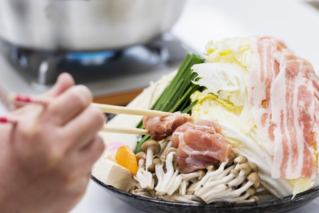 台北市消防局呼籲民眾，烹煮佳餚時務必注意爐火使用安全，遵守「人離火熄」，並安裝「住宅用火災警報器」，落實居家防火措施。（示意圖，photoAC）