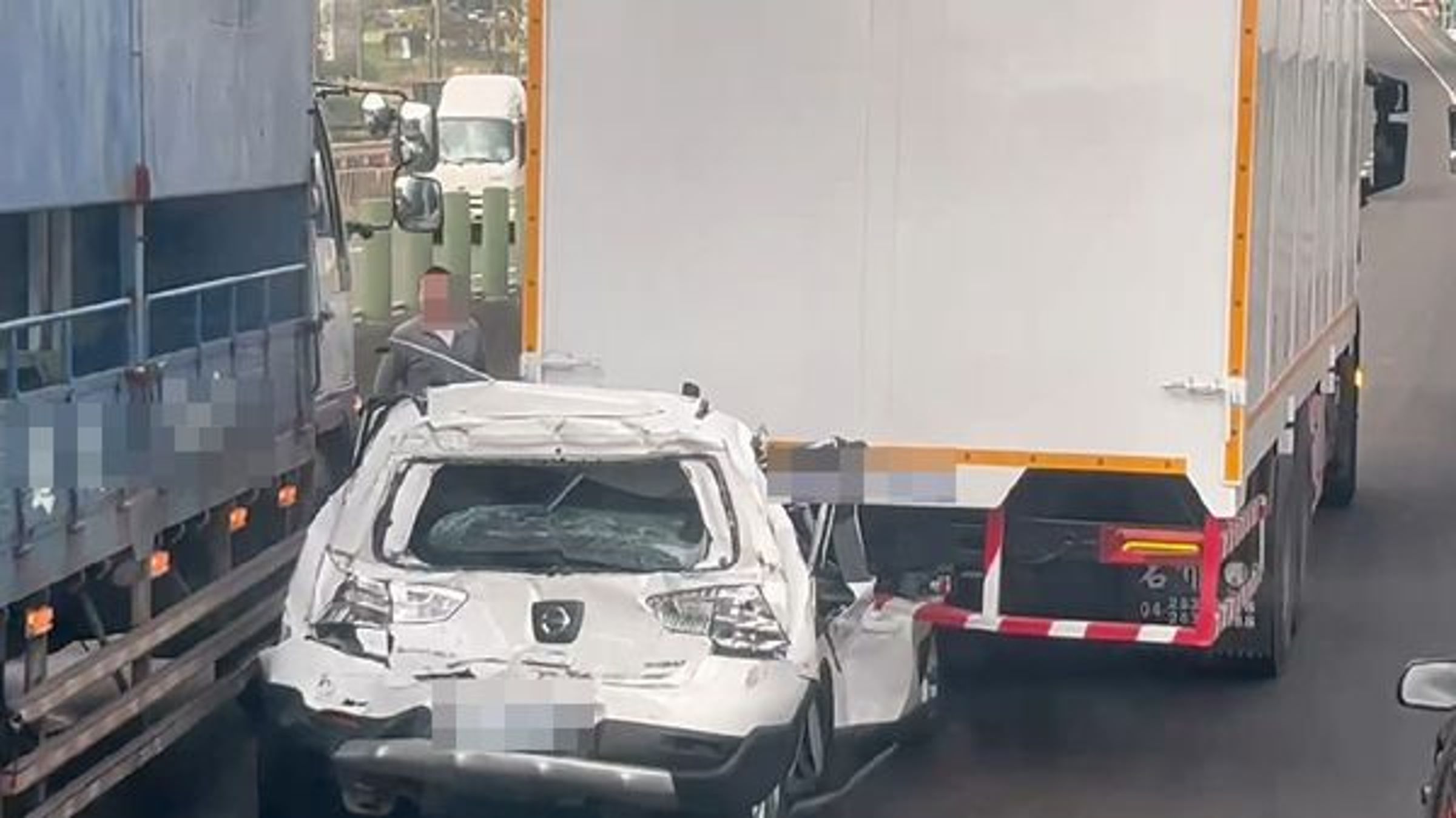 「保險蟑螂」以車禍方式,灌水修車金額。(翻攝自記者爆料網)