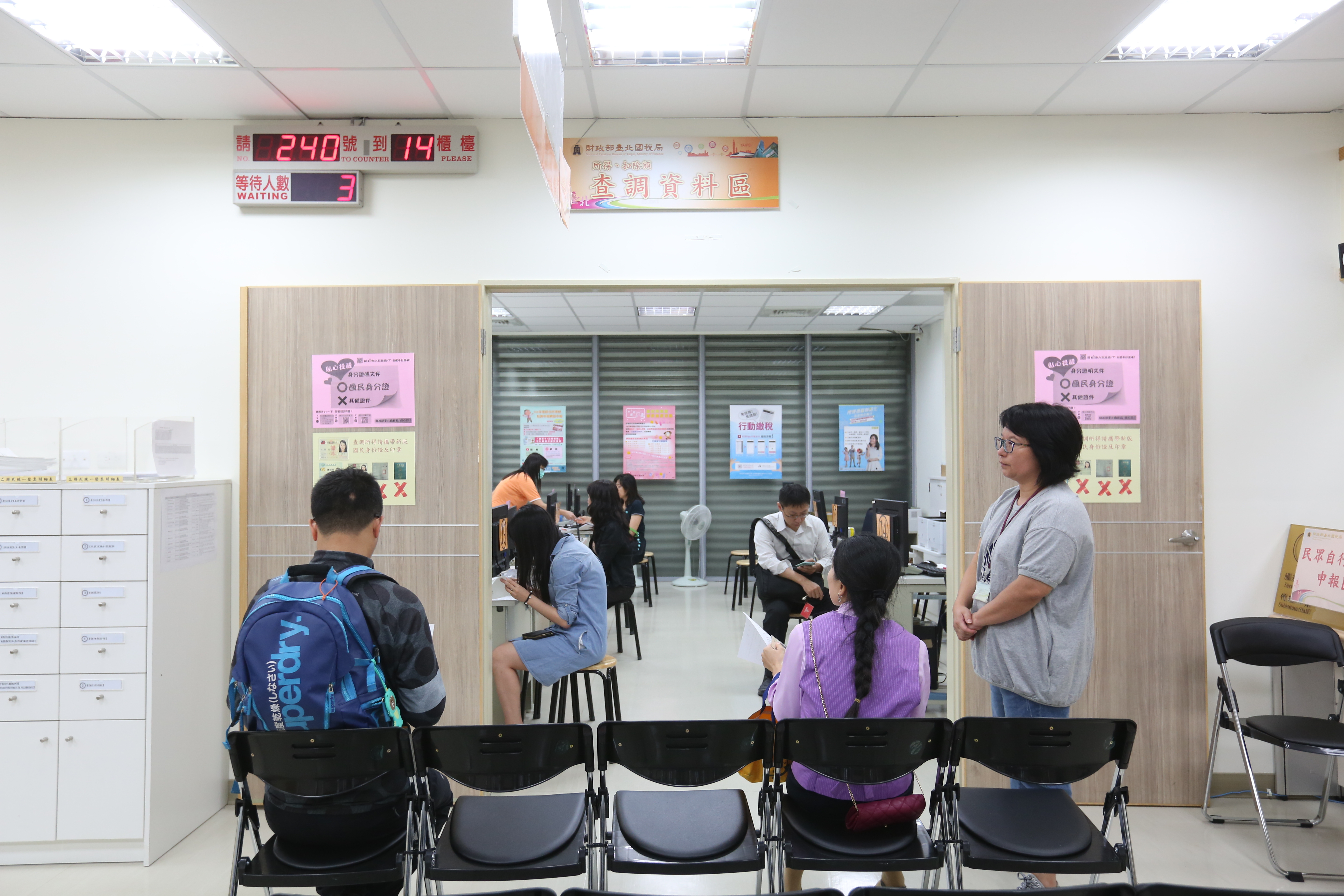 由於2024年人可支配所得中位數為35萬5,617元，因此2025年每人基本生活費擬將由21萬調高至21.3萬元。（本刊資料照）