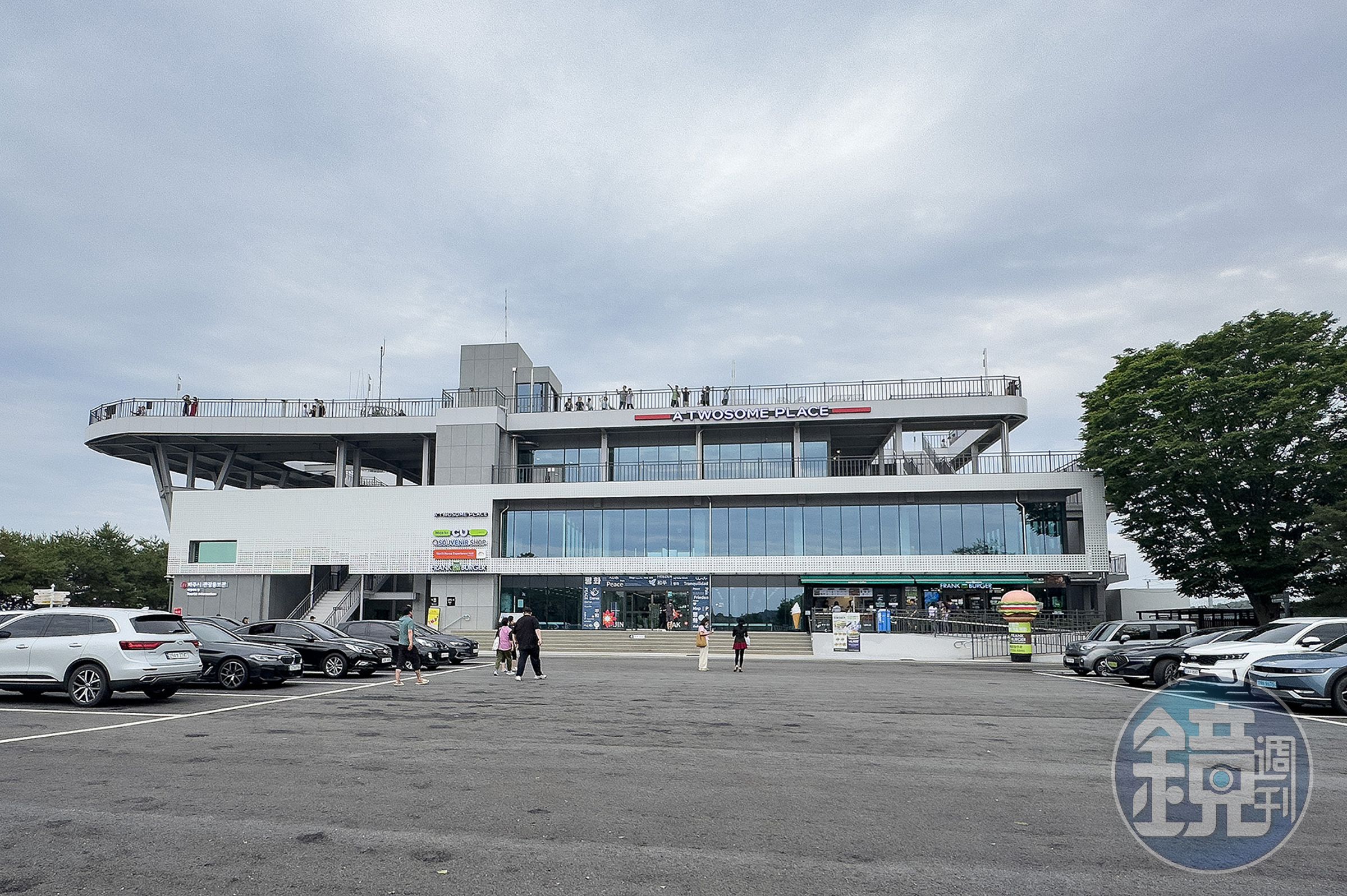 臨津閣旅遊區散布各種戰爭遺留下來的文物，不僅有展覽館，還有和平世界公園、臨津閣和平纜車、兒童遊樂設施等眾多設施，形成占地14萬坪的大型旅遊區。