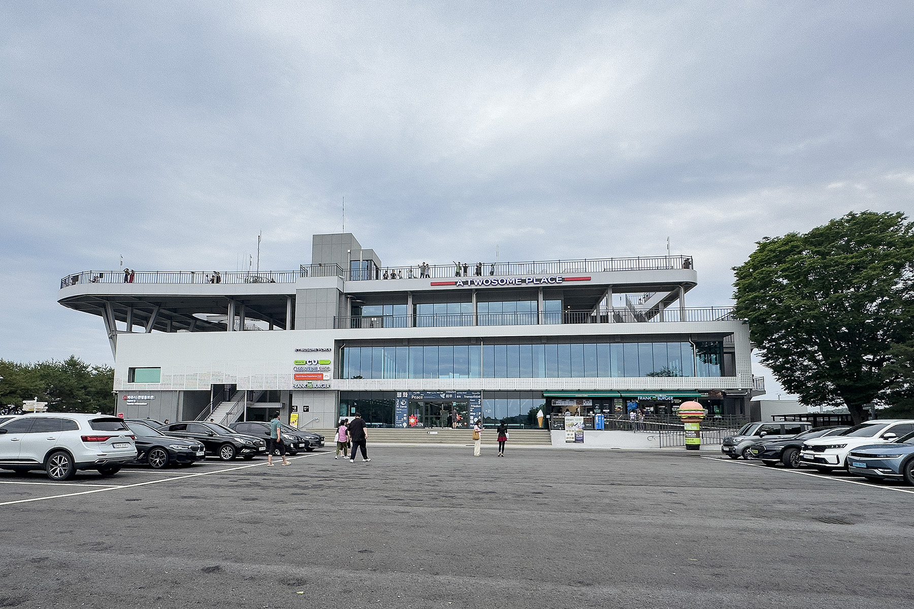 臨津閣旅遊區散布各種戰爭遺留下來的文物，不僅有展覽館，還有和平世界公園、臨津閣和平纜車、兒童遊樂設施等眾多設施，形成占地14萬坪的大型旅遊區。