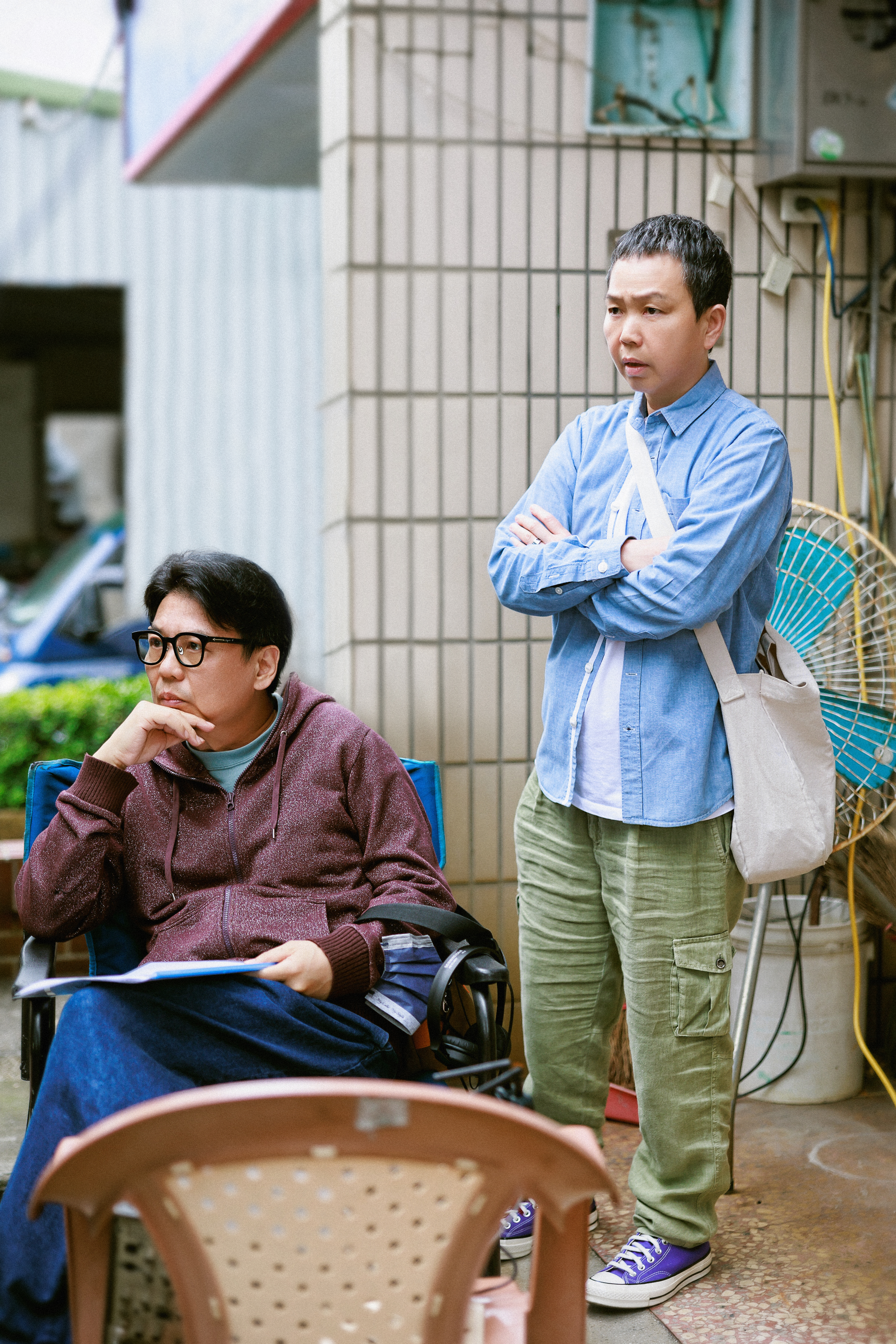 李慧蘭（右）與導演馬菘駿（左）緊盯拍攝現場。（喜盟娛樂提供）