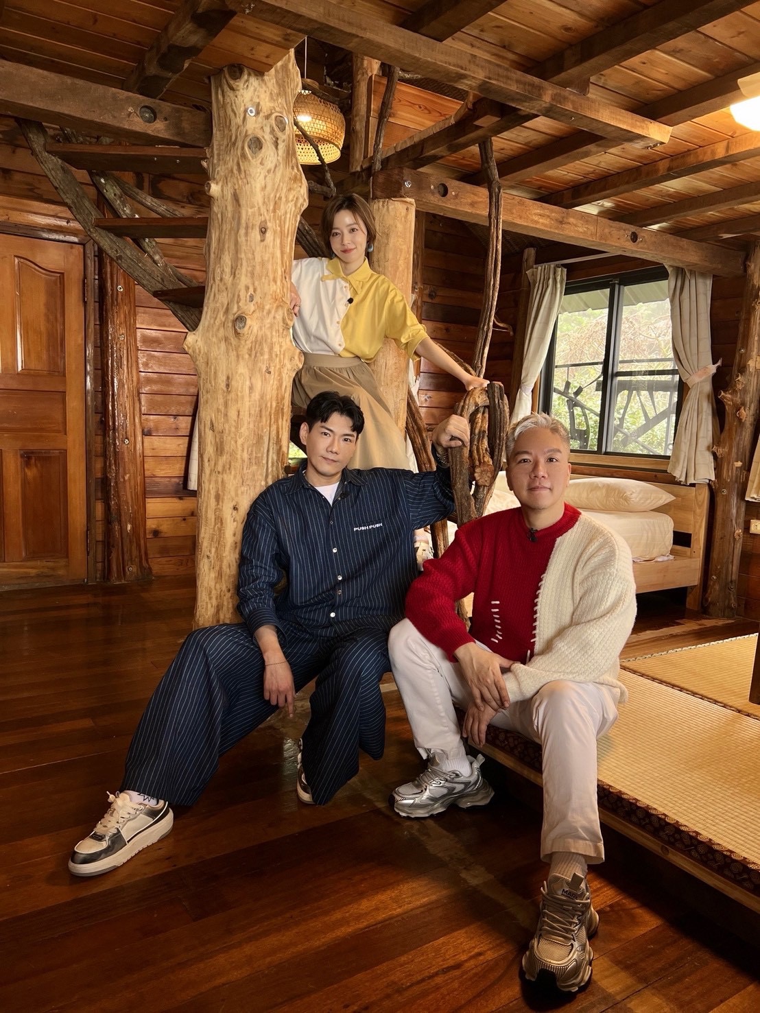 王瞳(中)與《娛樂超skr》主持人小鹿偉皓(左)、阿甘(中)一起探索瑞里紫藤花祕境。(民視提供)