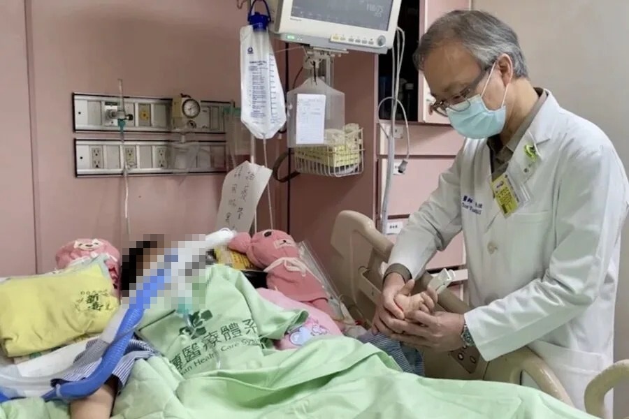 彰化陳姓小姊妹因車禍陷入昏迷，10歲姊姊情況一度好轉，無奈5月起病情急轉直下，今晨因神經中樞衰竭離世。（彰化秀傳醫院提供）