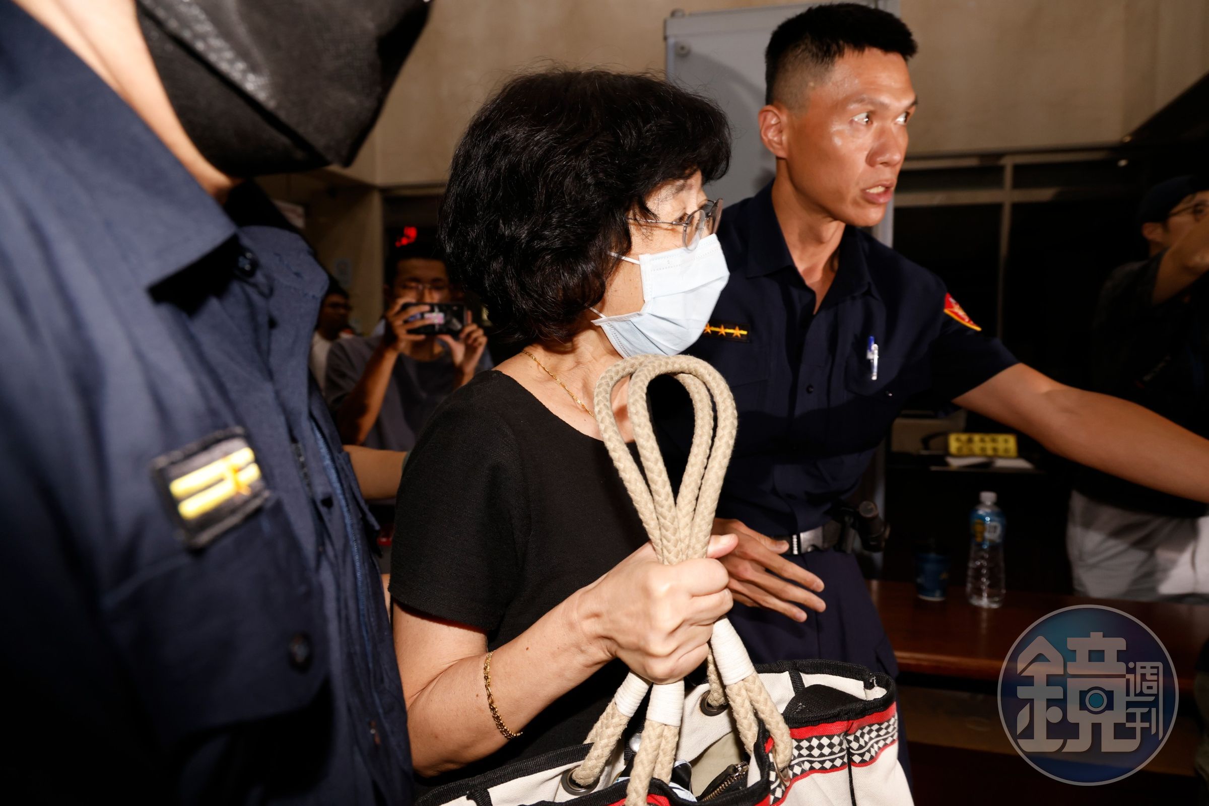 陳佩琪以證人身份在台北地檢署偵訊約2小時後，於晚間10點多離開。