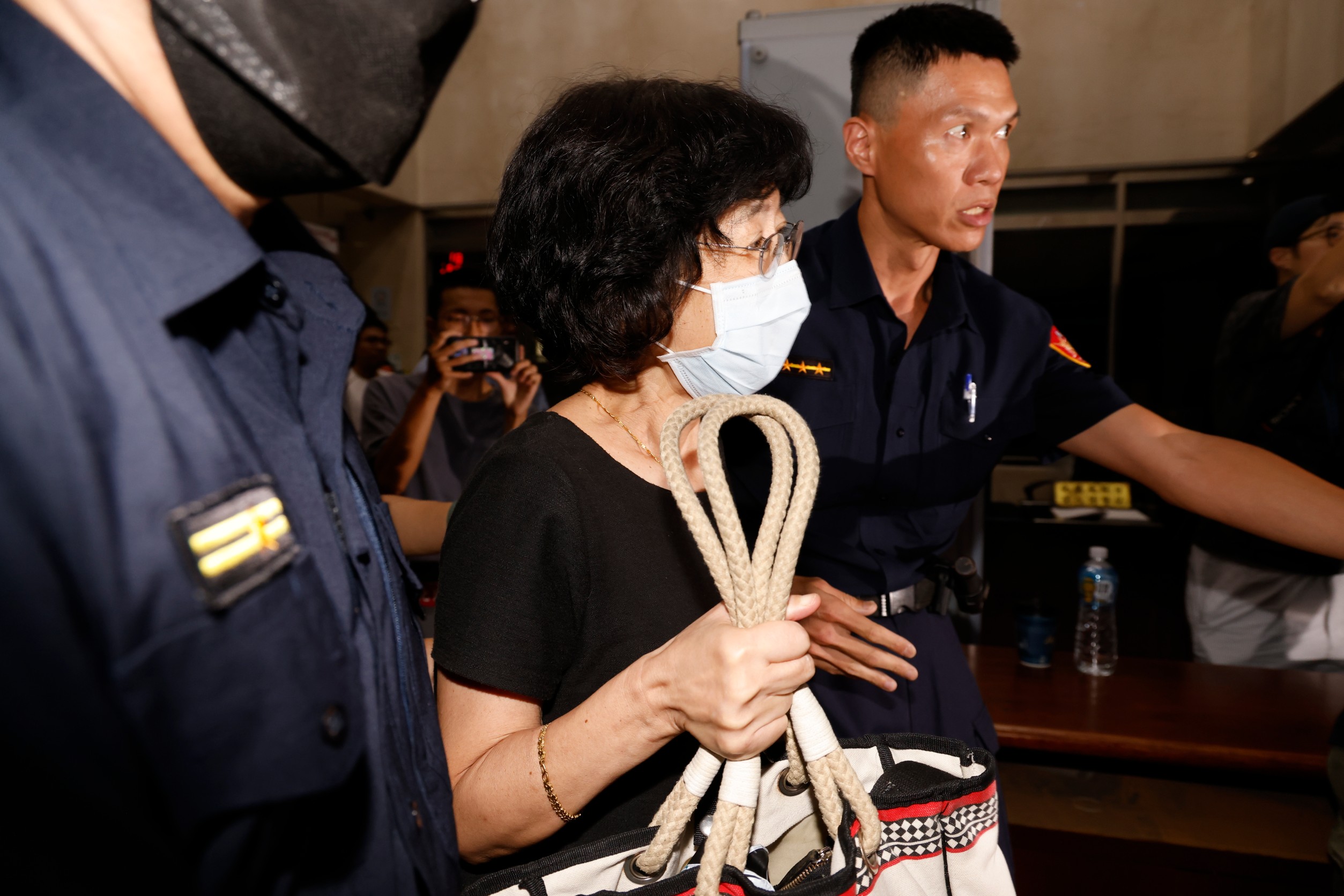 陳佩琪以證人身份在台北地檢署偵訊約2小時後，於晚間10點多離開。