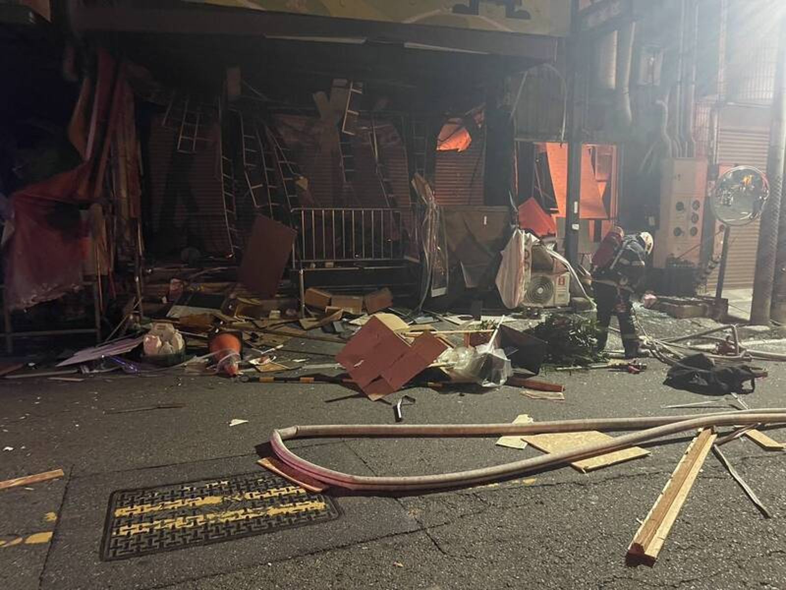 彰基急診對面早餐店深夜氣爆!巨大聲響「如同轟炸」 碎片飛散路面