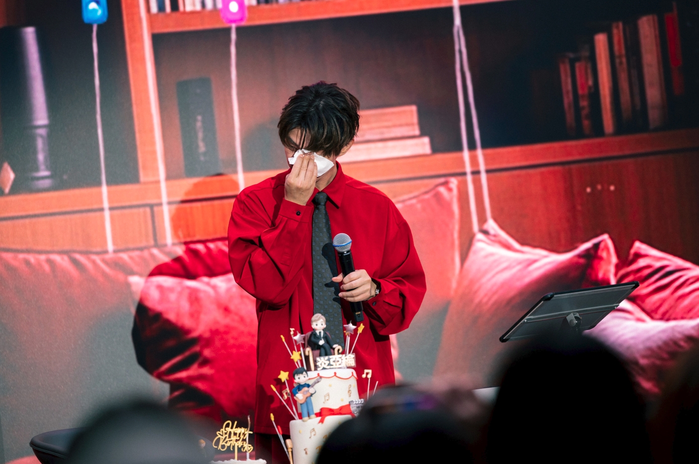 收到歌迷集體送上厚厚一疊手寫卡片，炎亞綸忍不住落淚。（晴空鳥提供）