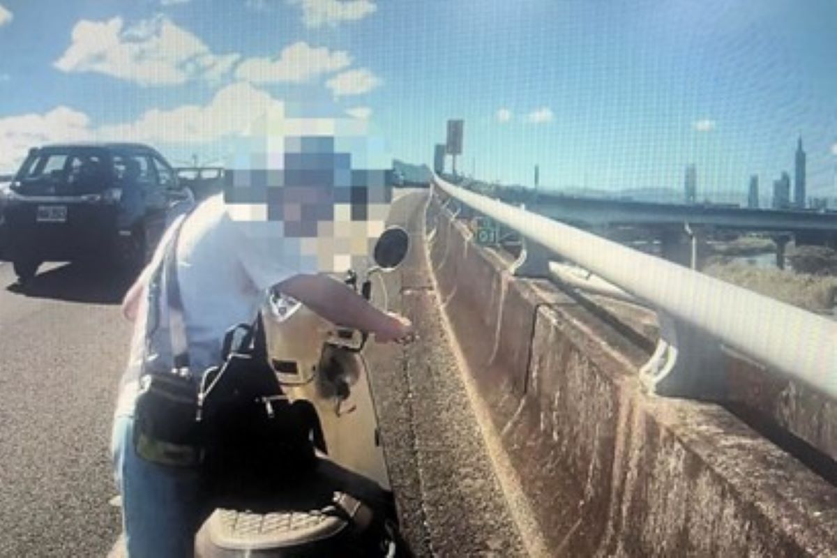 辜女騎車誤闖國道，趕緊下車牽行，險象環生。（翻攝畫面）