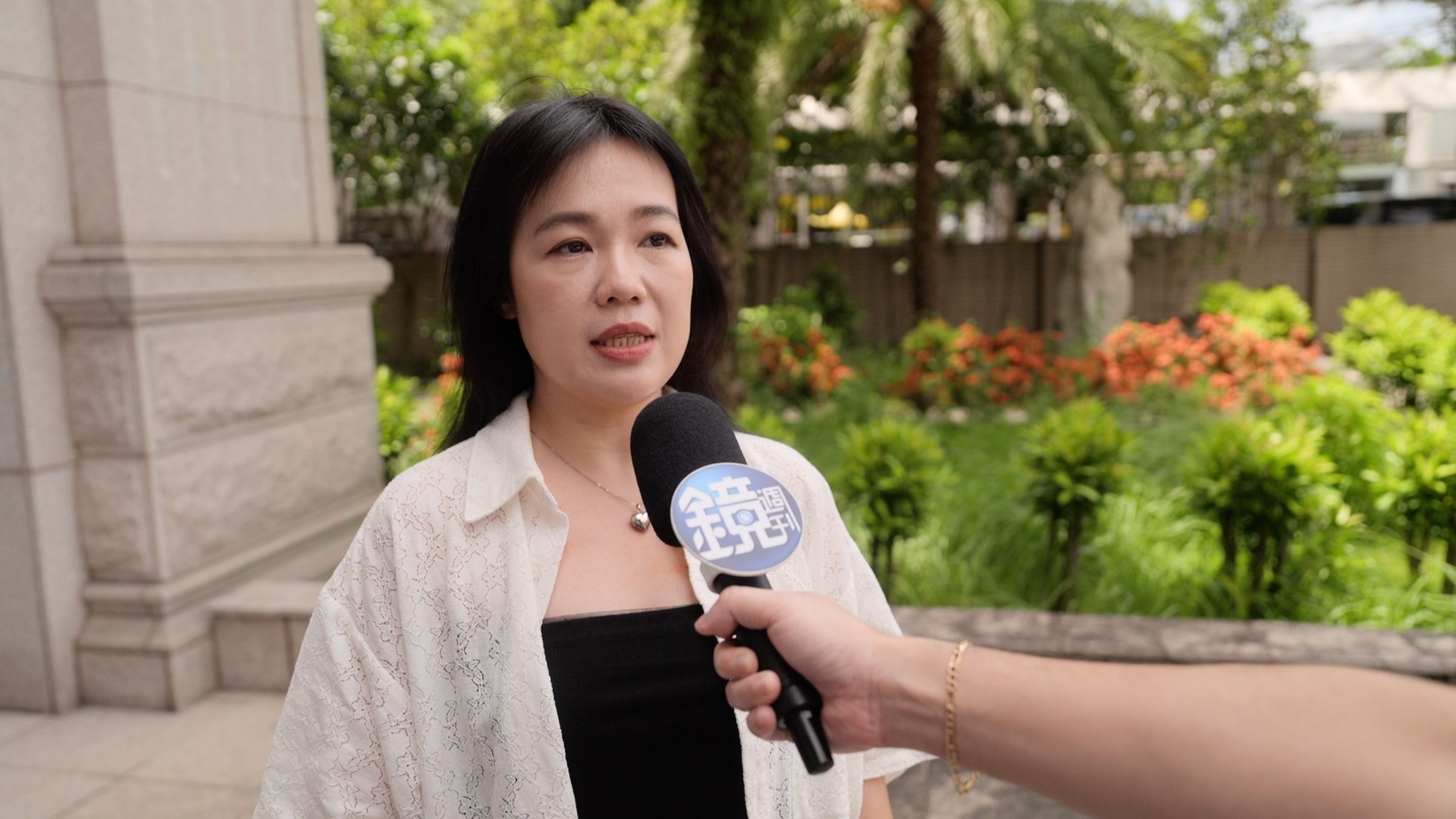 民眾陳小姐在試吃過後說:「真的很好吃,忍不住一口接一口。」