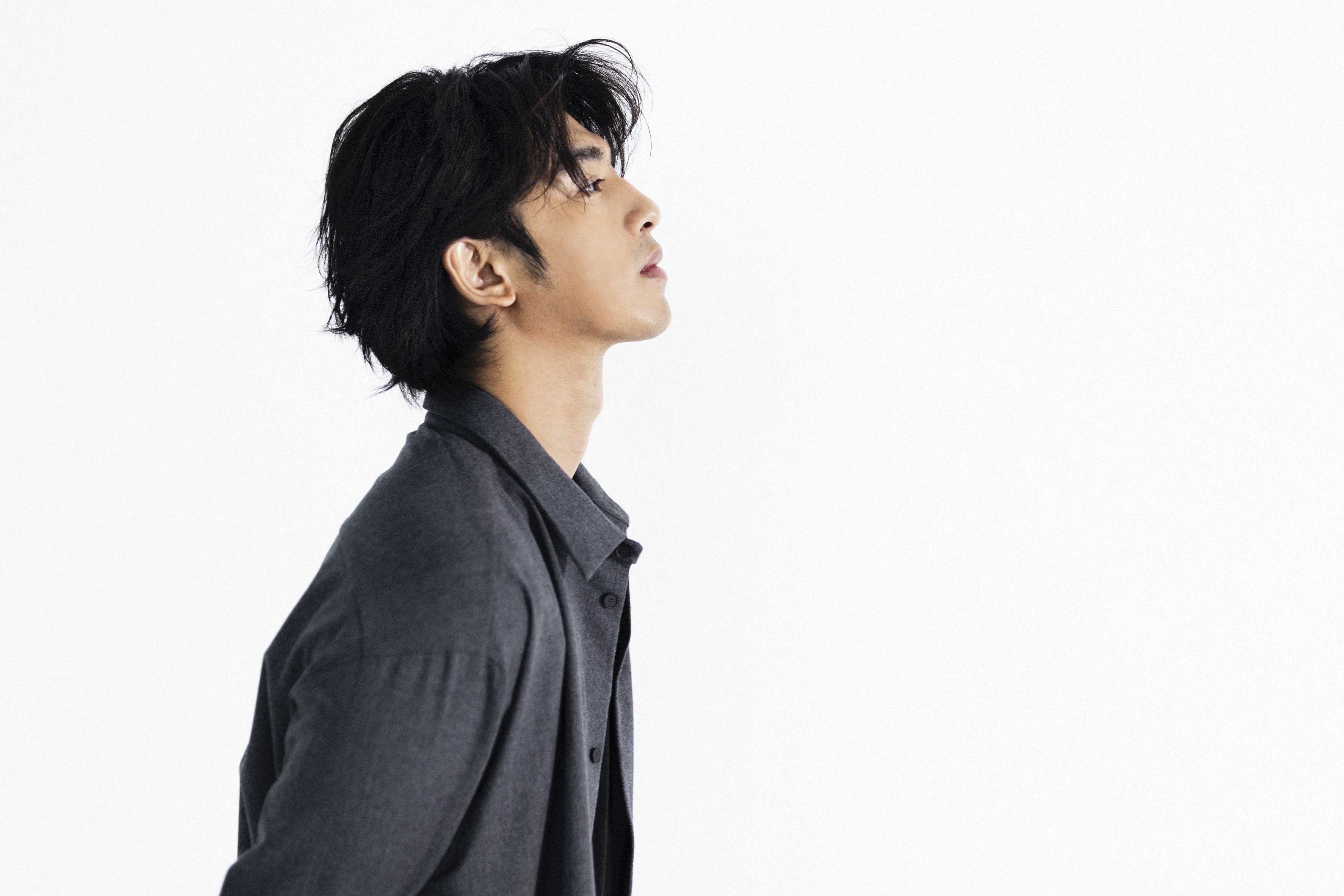 手上拿著人字拖的陳柏霖一臉閒適,他若想要一種氣氛,飛花落葉皆可為他所用。