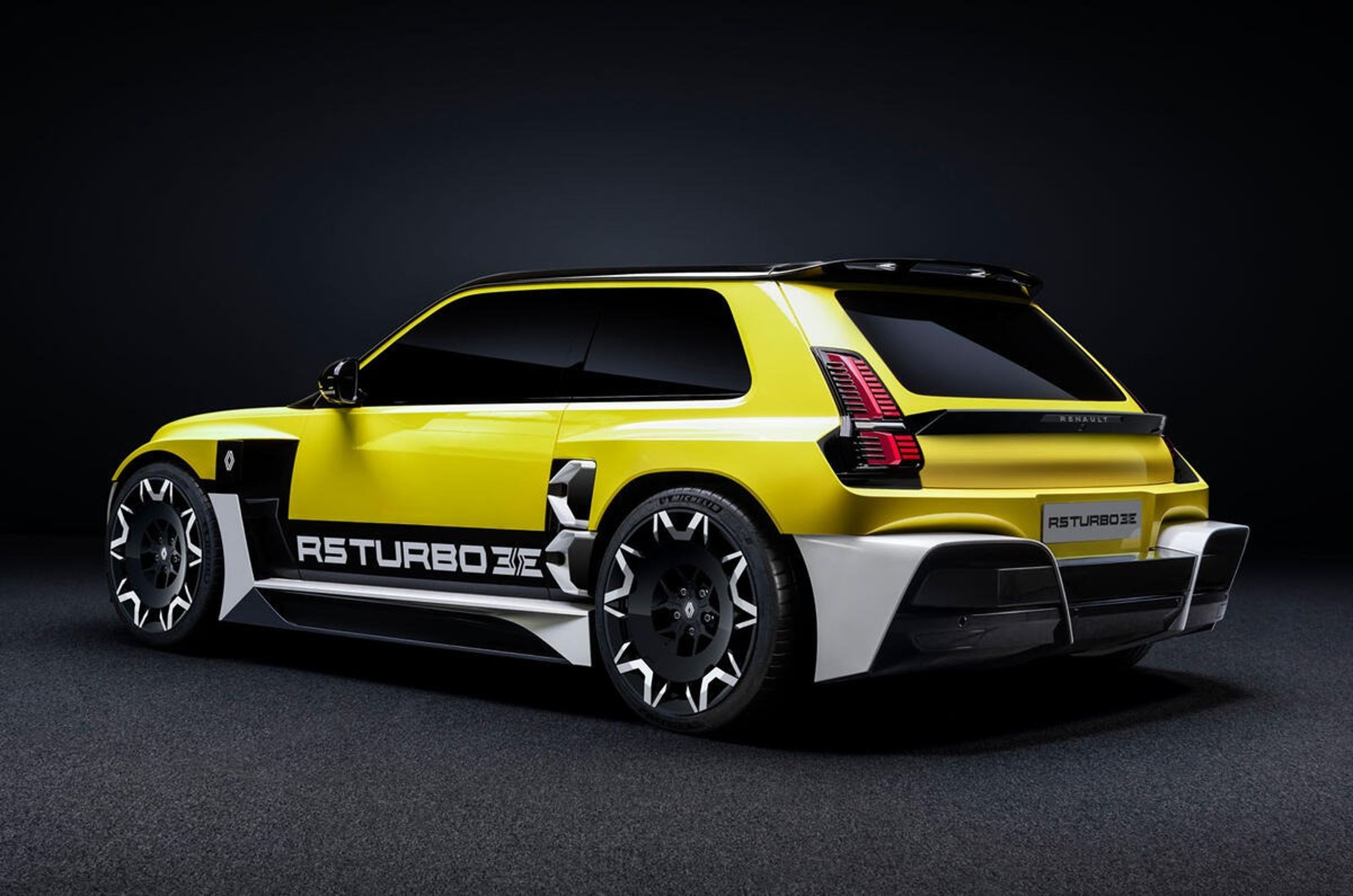 後部的極端空氣動力學功能非常實用，但也參考了原始Renault 5 Turbo的設計。