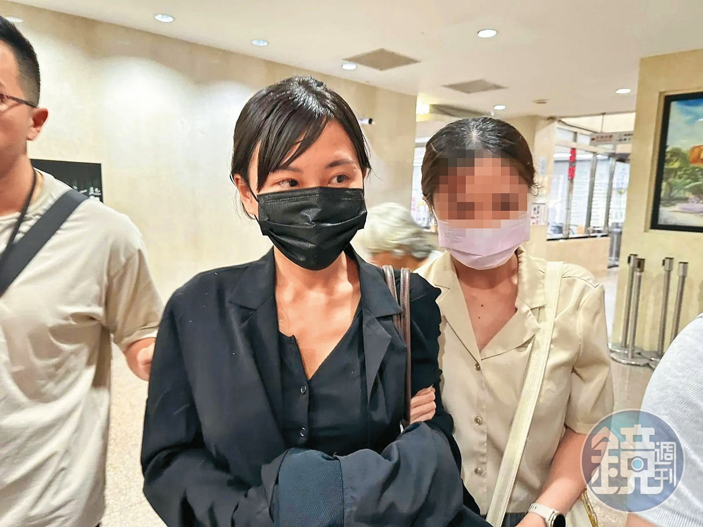 仙塔涉入靈骨塔詐騙案,被疑跟詐團勾結,被上手銬帶回偵訊。