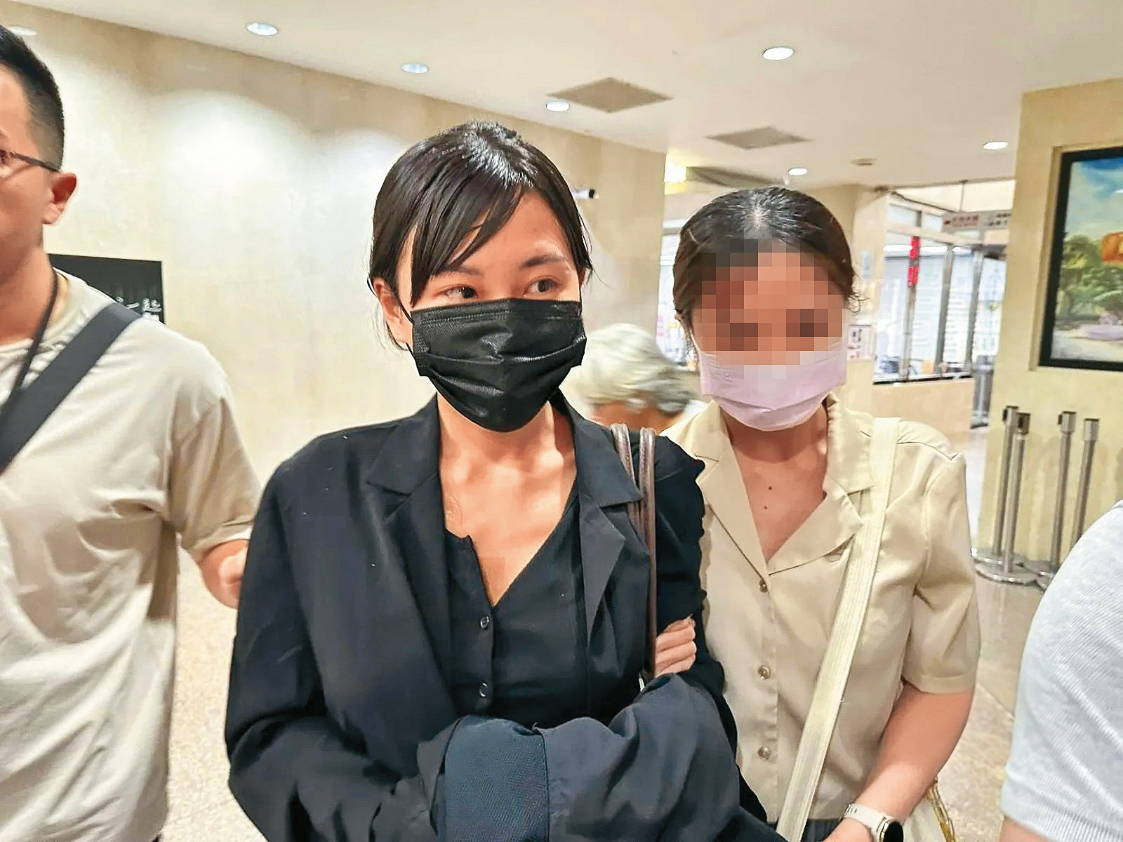 仙塔涉入靈骨塔詐騙案，被疑跟詐團勾結，被上手銬帶回偵訊。