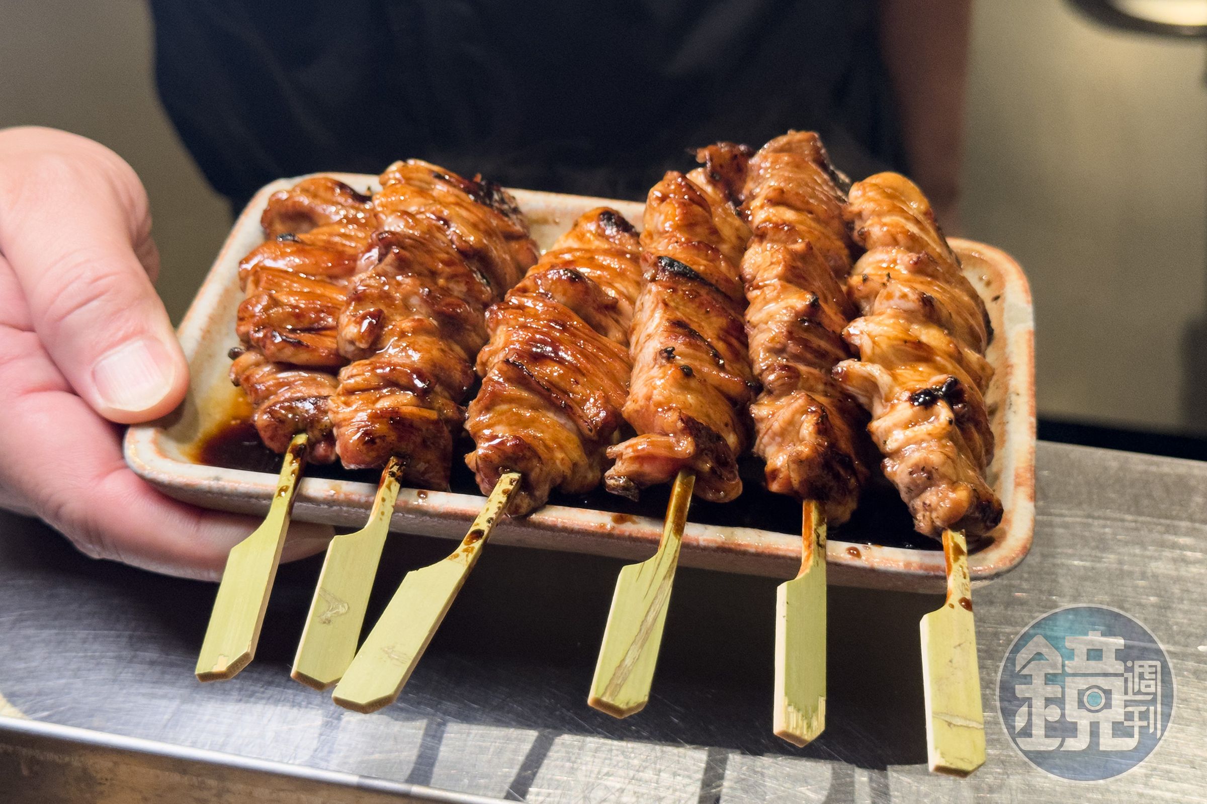 主廚將「雞腿肉」浸入獨門醬汁，顏色看似濃厚，卻沒有掩蓋雞肉本味，反而襯托雞腿本身的鮮甜。