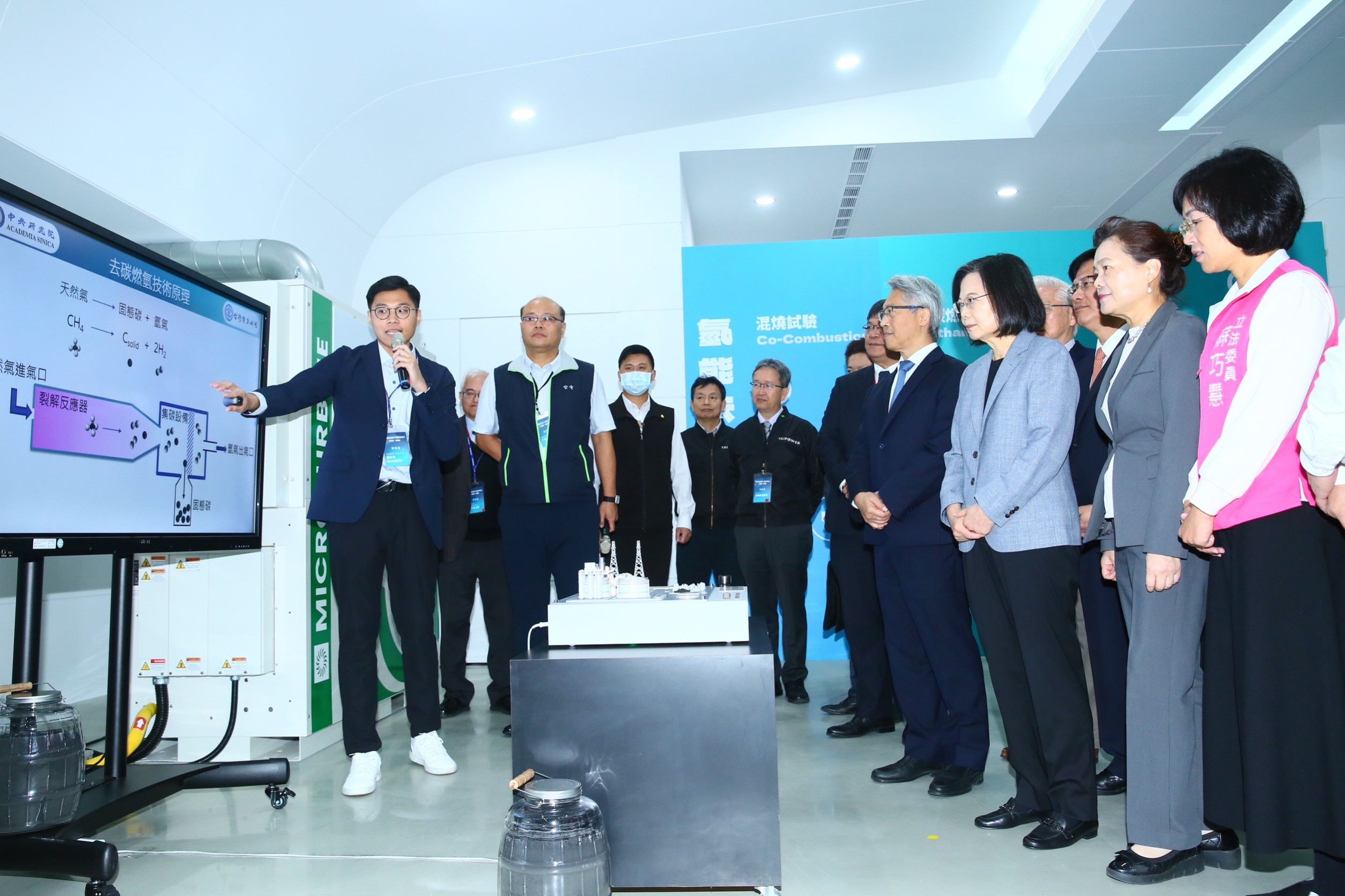 中研院與台電今天宣布合作去碳燃氫技術，希望2050年能提供台灣三成電力。