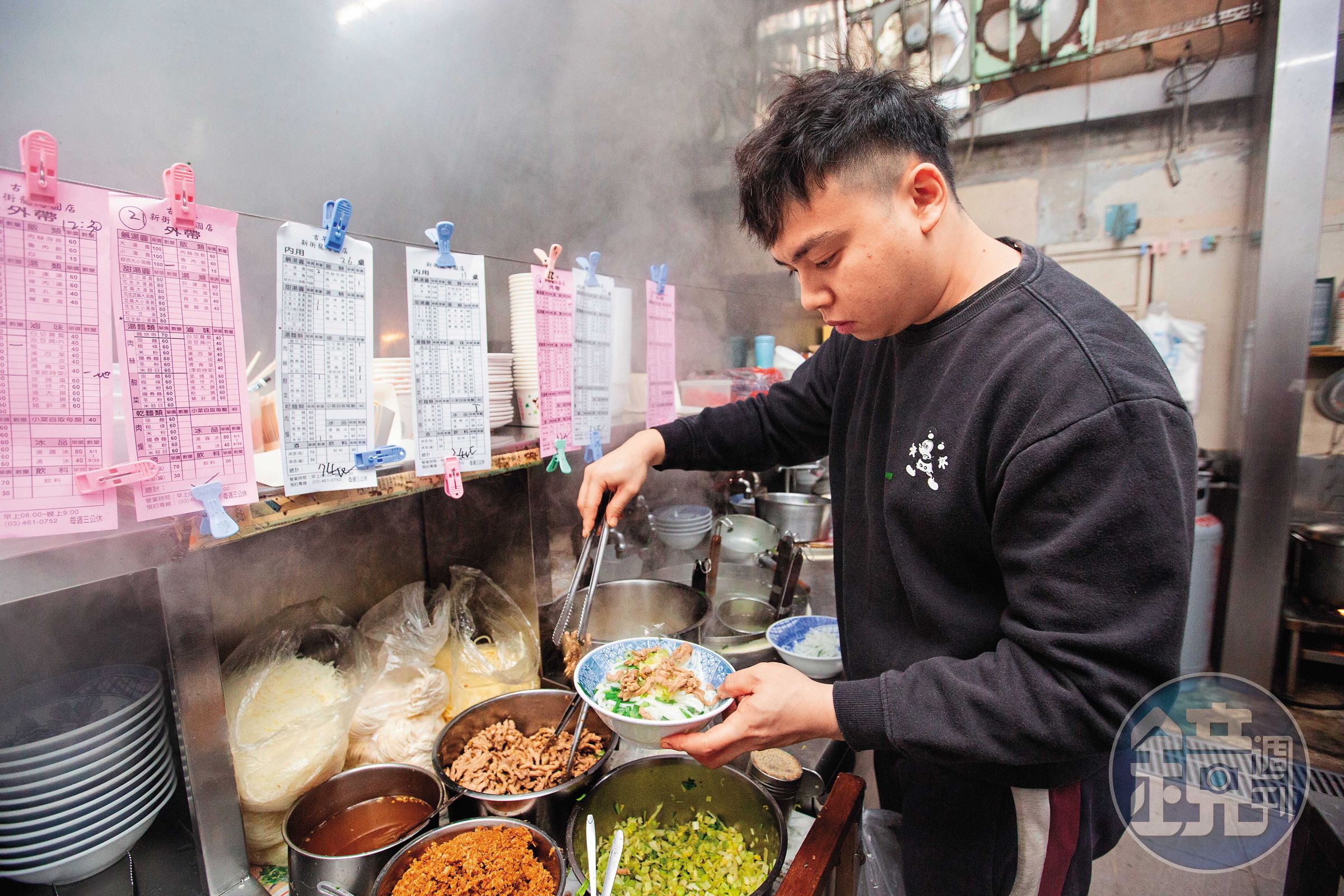 餐飲科系畢業的謝宇晏原本計畫畢業後在外工作累積經驗，4年前因為太缺人被找回家幫忙。