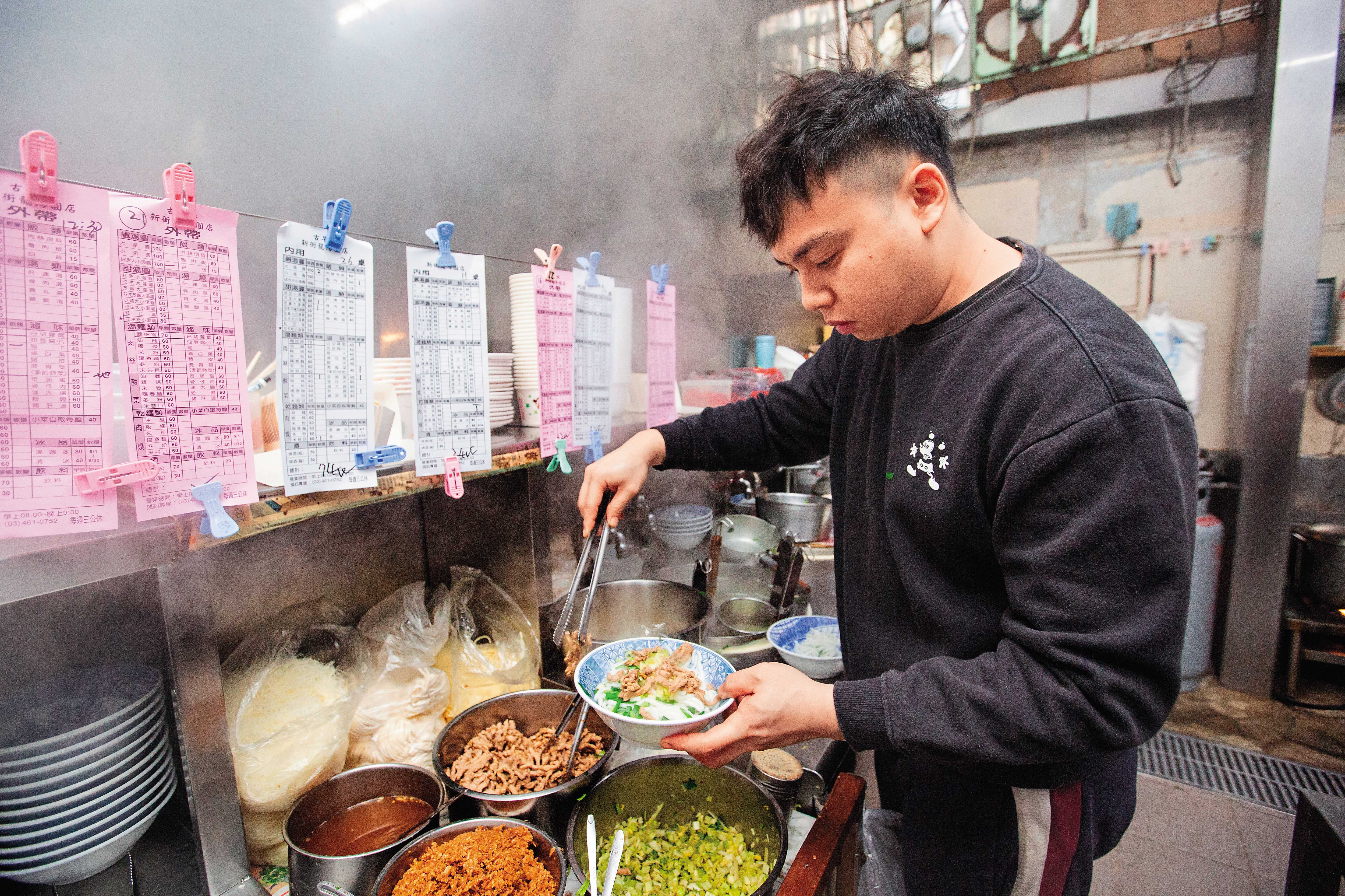 餐飲科系畢業的謝宇晏原本計畫畢業後在外工作累積經驗,4年前因為太缺人被找回家幫忙。