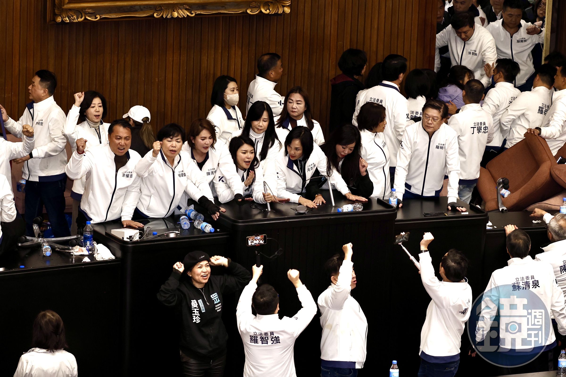 柯志恩與眾藍委20日強勢清場、成功三讀通過《財劃法》等修正案。
