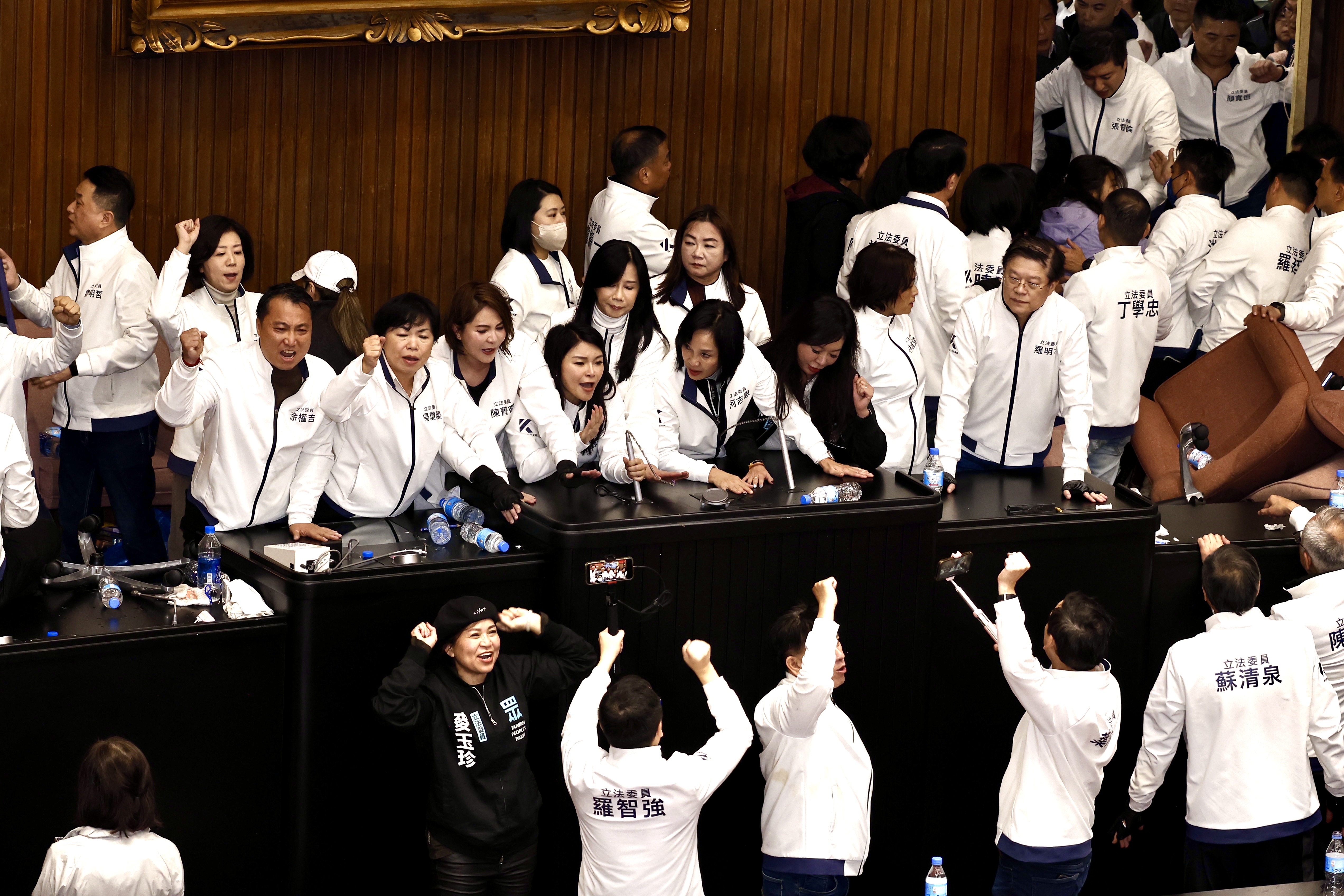 柯志恩與眾藍委20日強勢清場、成功三讀通過《財劃法》等修正案。