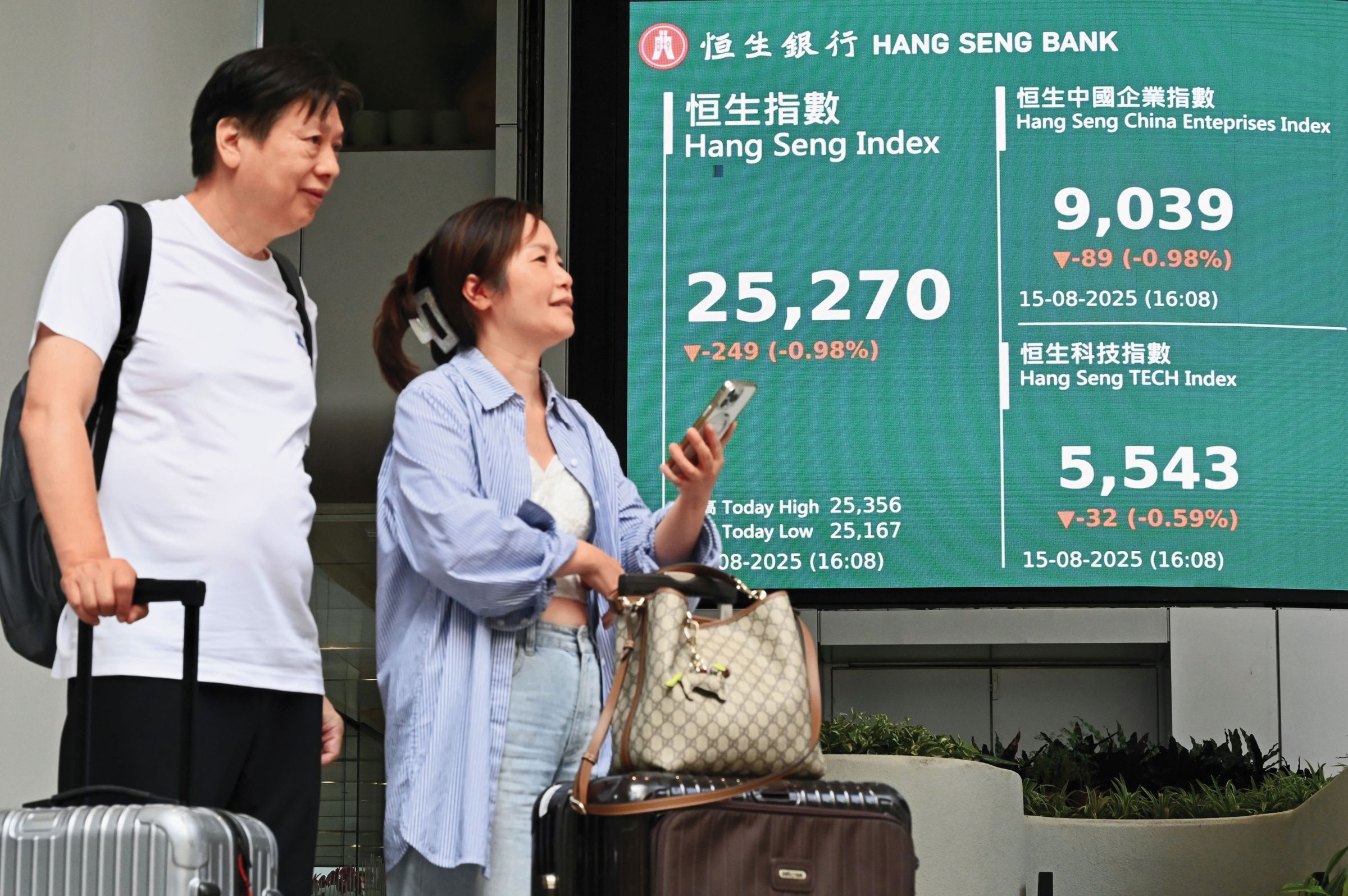 中國股市最近走勢強勁，港股（圖）今年來更是大漲3成，但從最近中國官方統計數字來看，卻會見到截然不同的警訊。（東方IC）