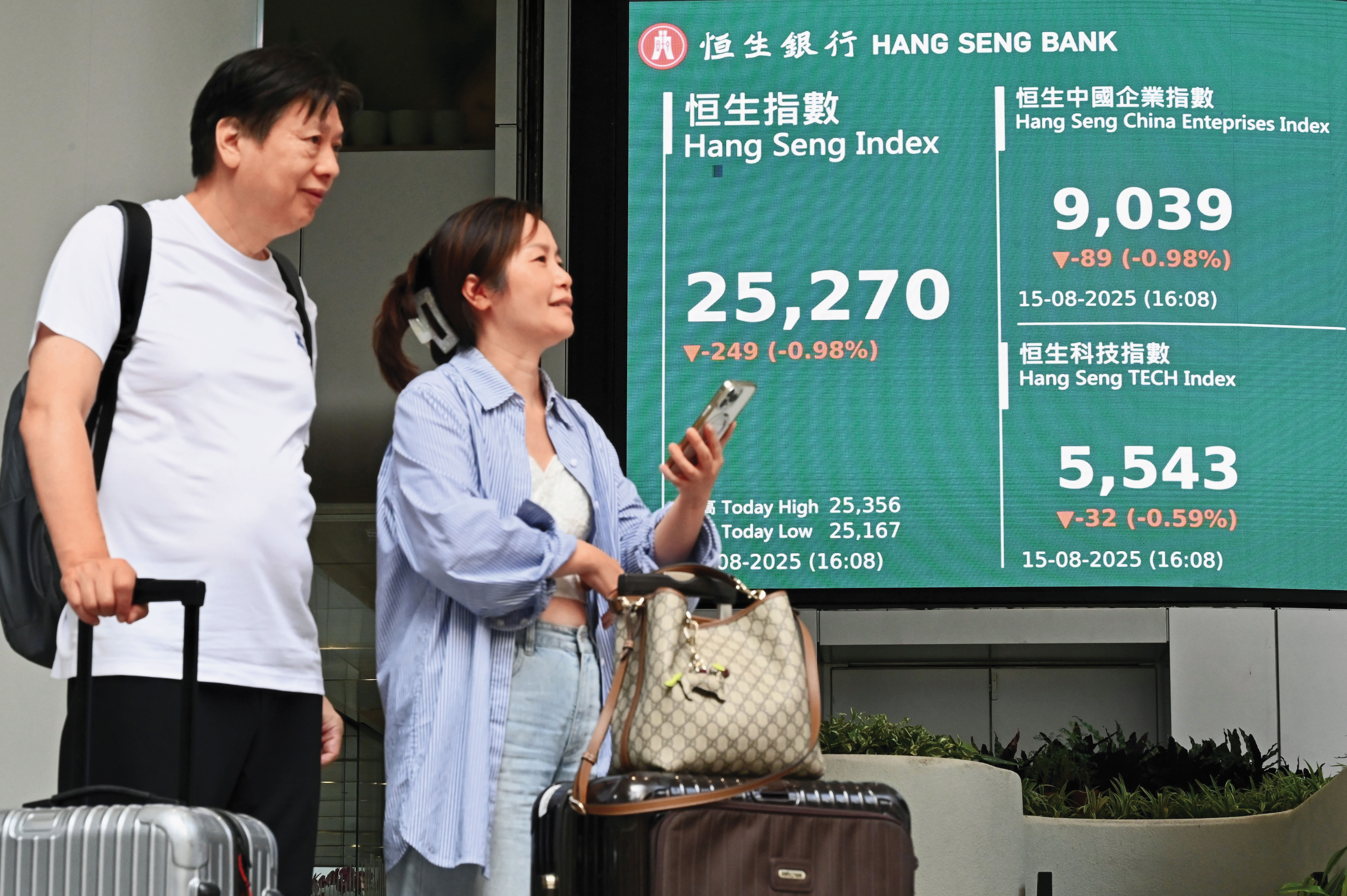 中國股市最近走勢強勁，港股（圖）今年來更是大漲3成，但從最近中國官方統計數字來看，卻會見到截然不同的警訊。（東方IC）