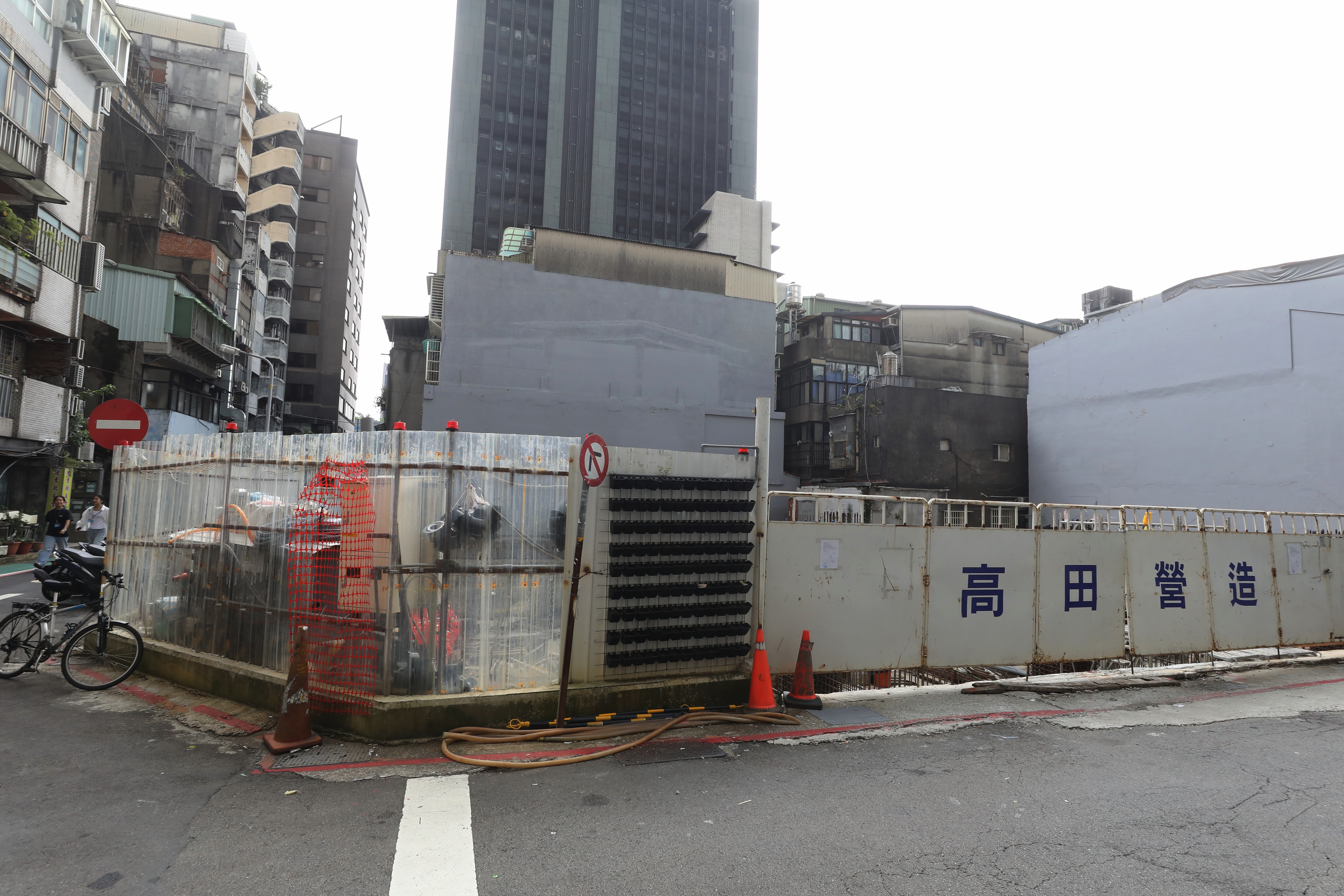 限貸令正捲起一場「資金鏈風暴」，已有建商停工喊卡。