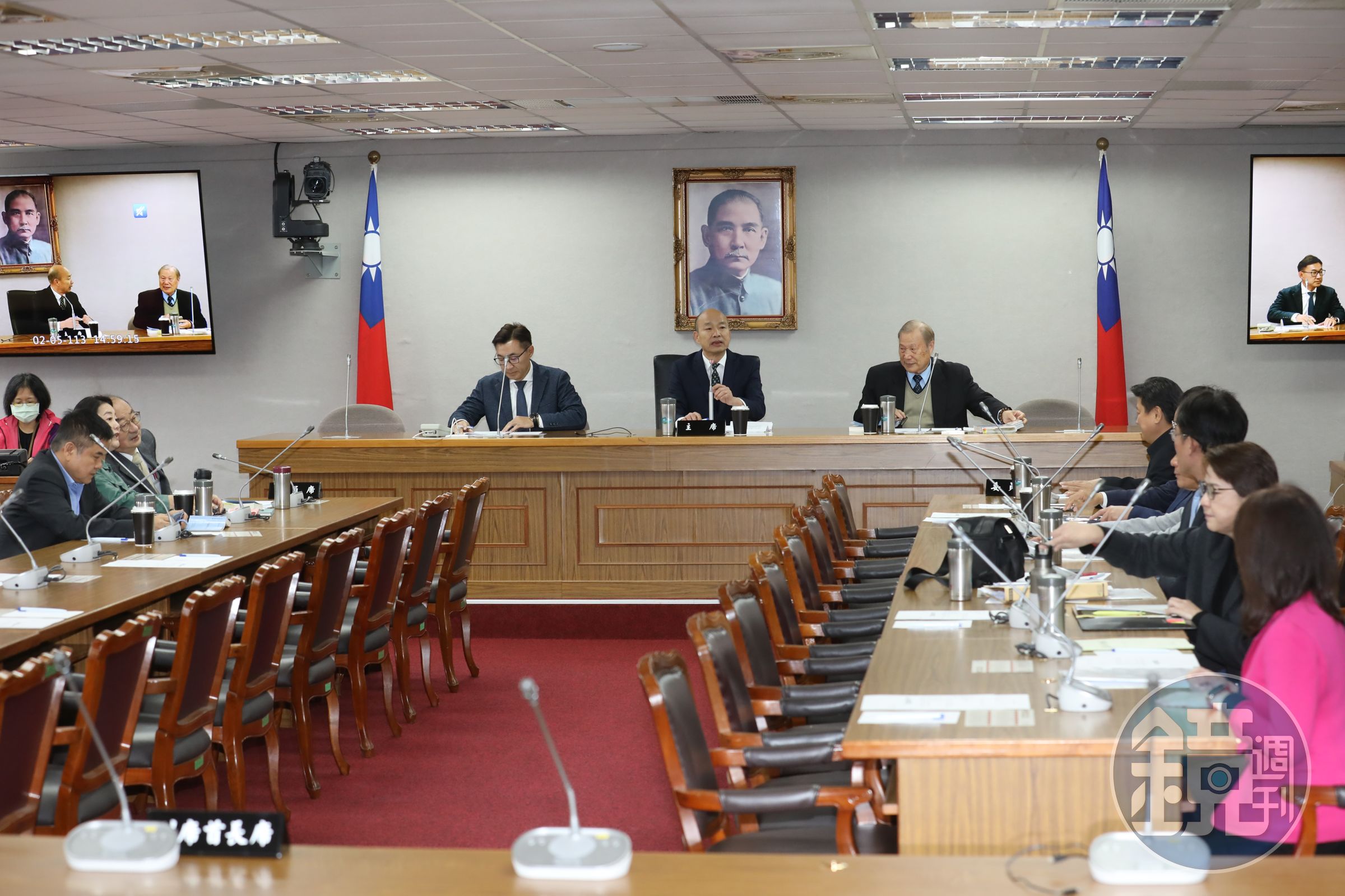 韓國瑜在會議中裁示,倘若2月16日開議,那基層員工可能就要利用假日加班,因此折衷於2月20日開議。