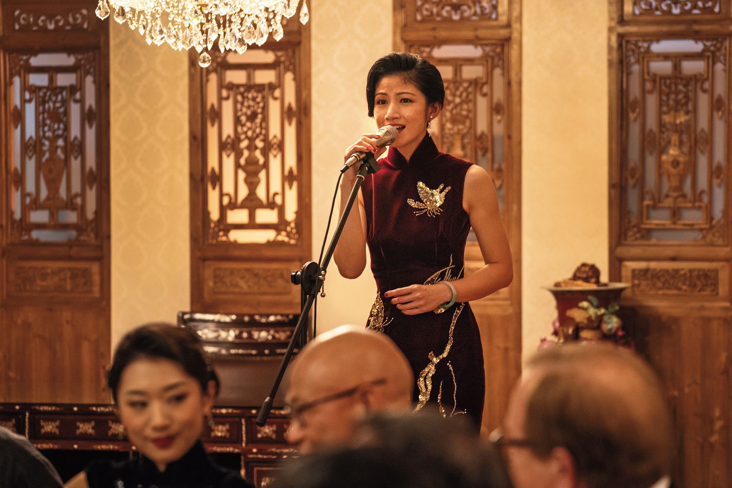 李千娜戲裡演唱的台語老歌〈暗淡的月〉,要付詞、曲和翻唱3筆費用。(甲上娛樂提供)